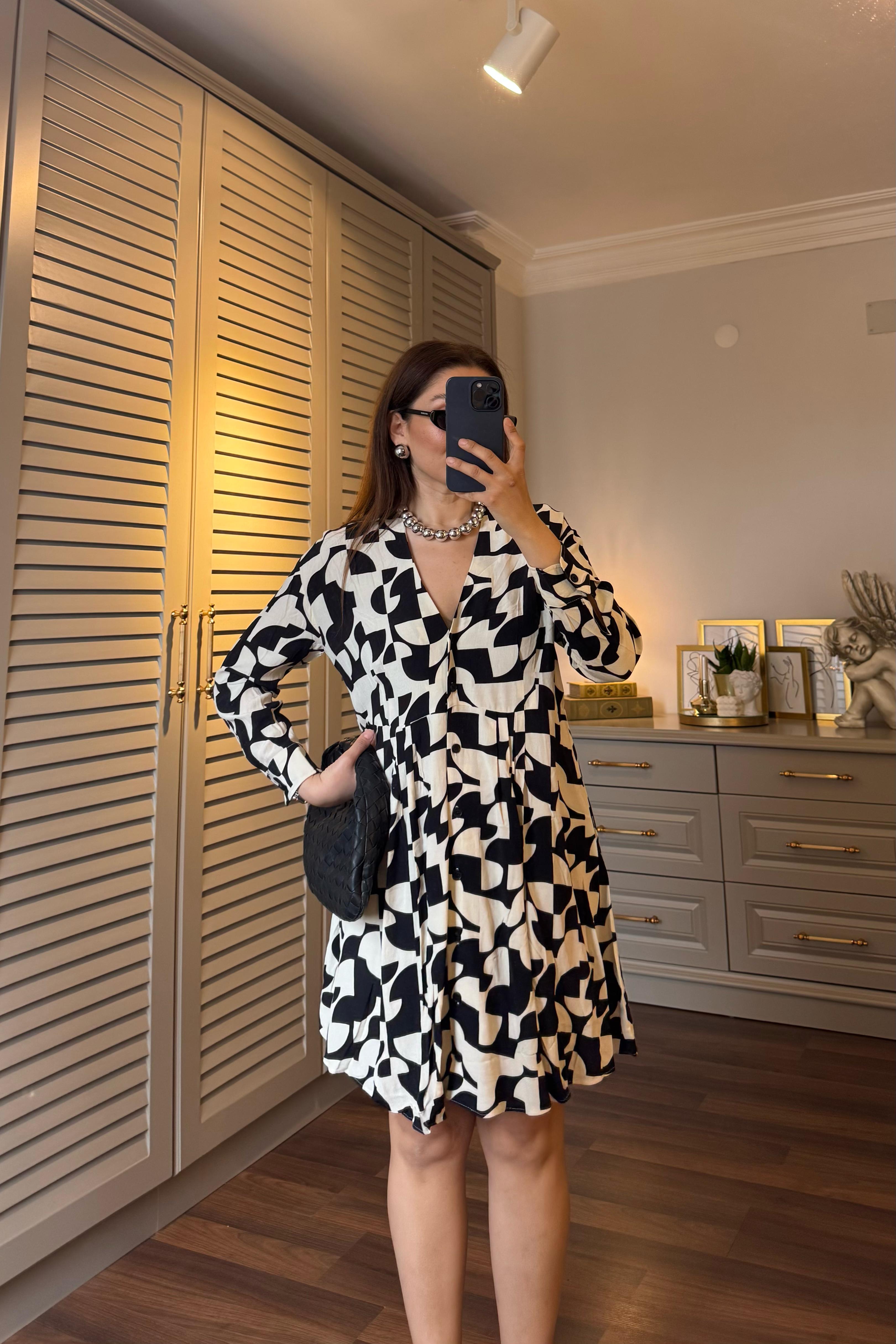 V YAKA DESENLİ MİNİ ELBİSE