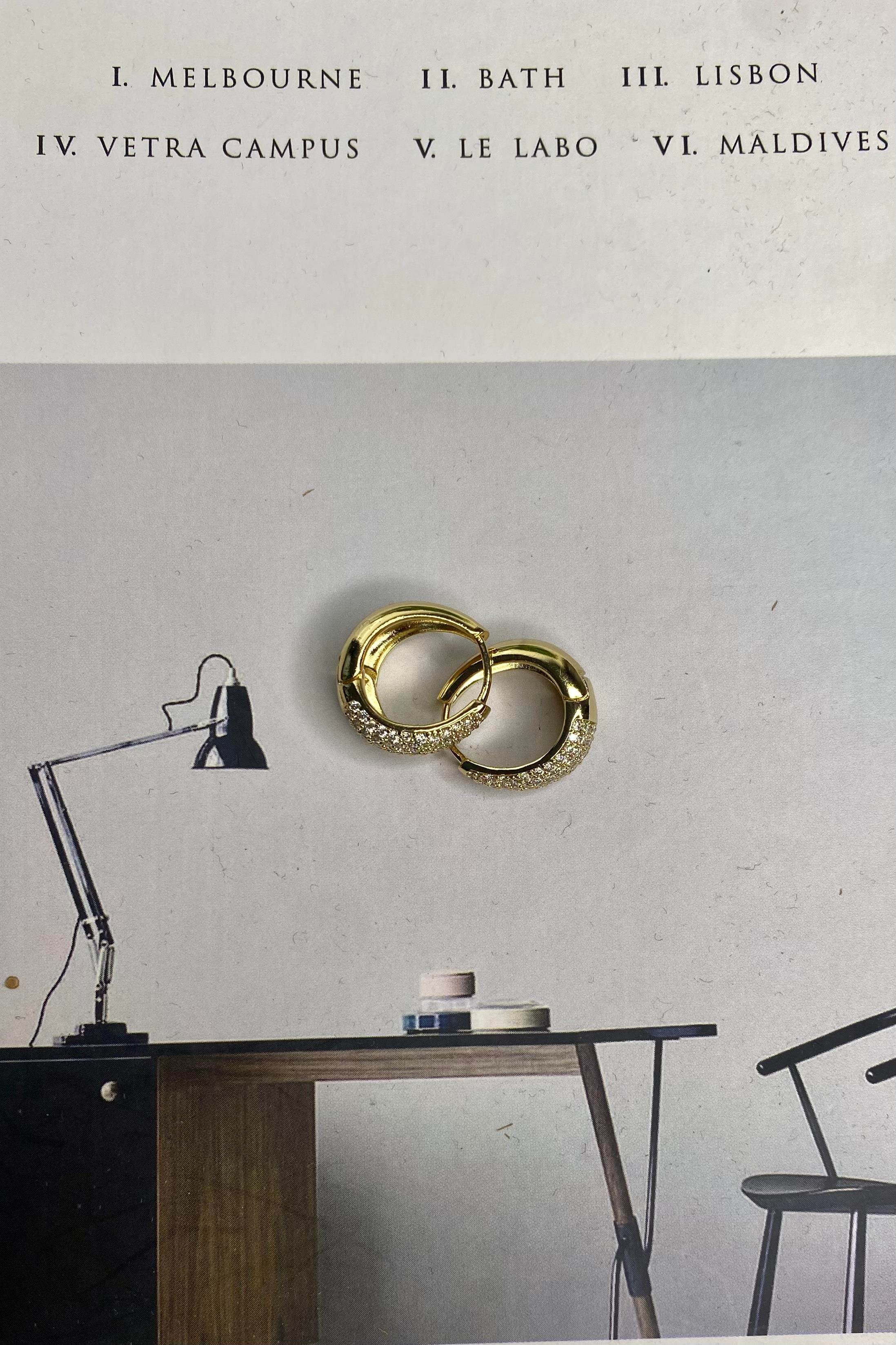 YARIM ZİRKON TAŞLI HALKA KÜPE 1.5 CM