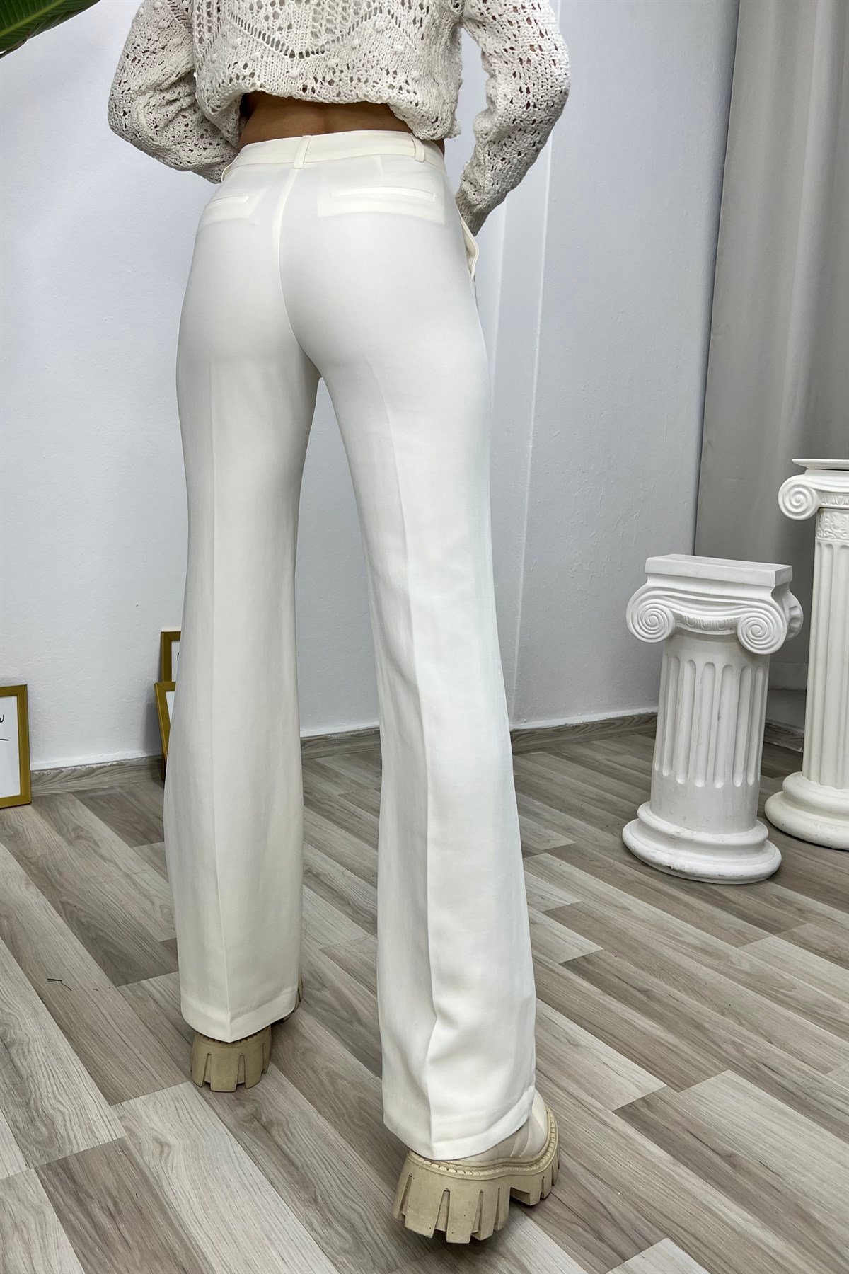 YÜKSEK BEL YANLARI CEPLİ BOL PAÇA PANTOLON