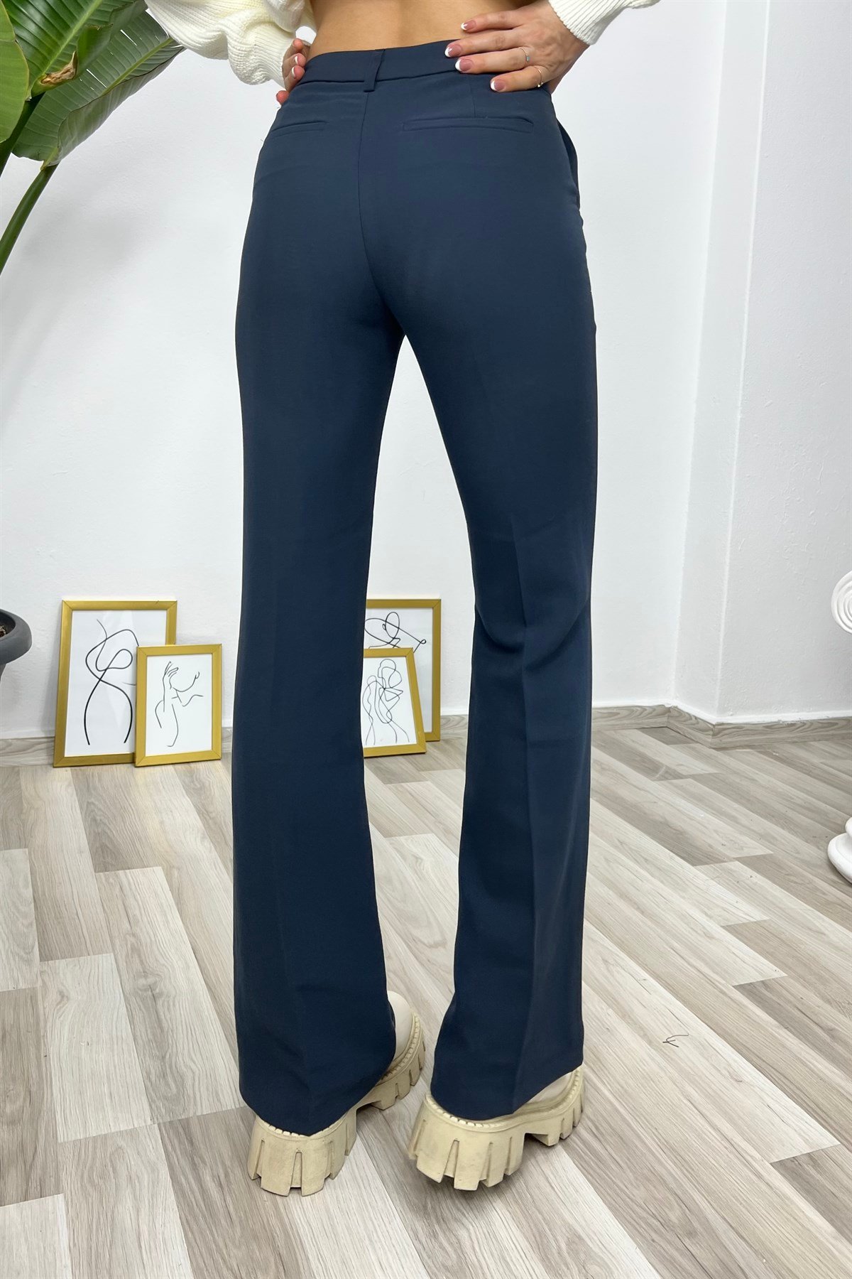 YÜKSEK BEL YANLARI CEPLİ BOL PAÇA PANTOLON