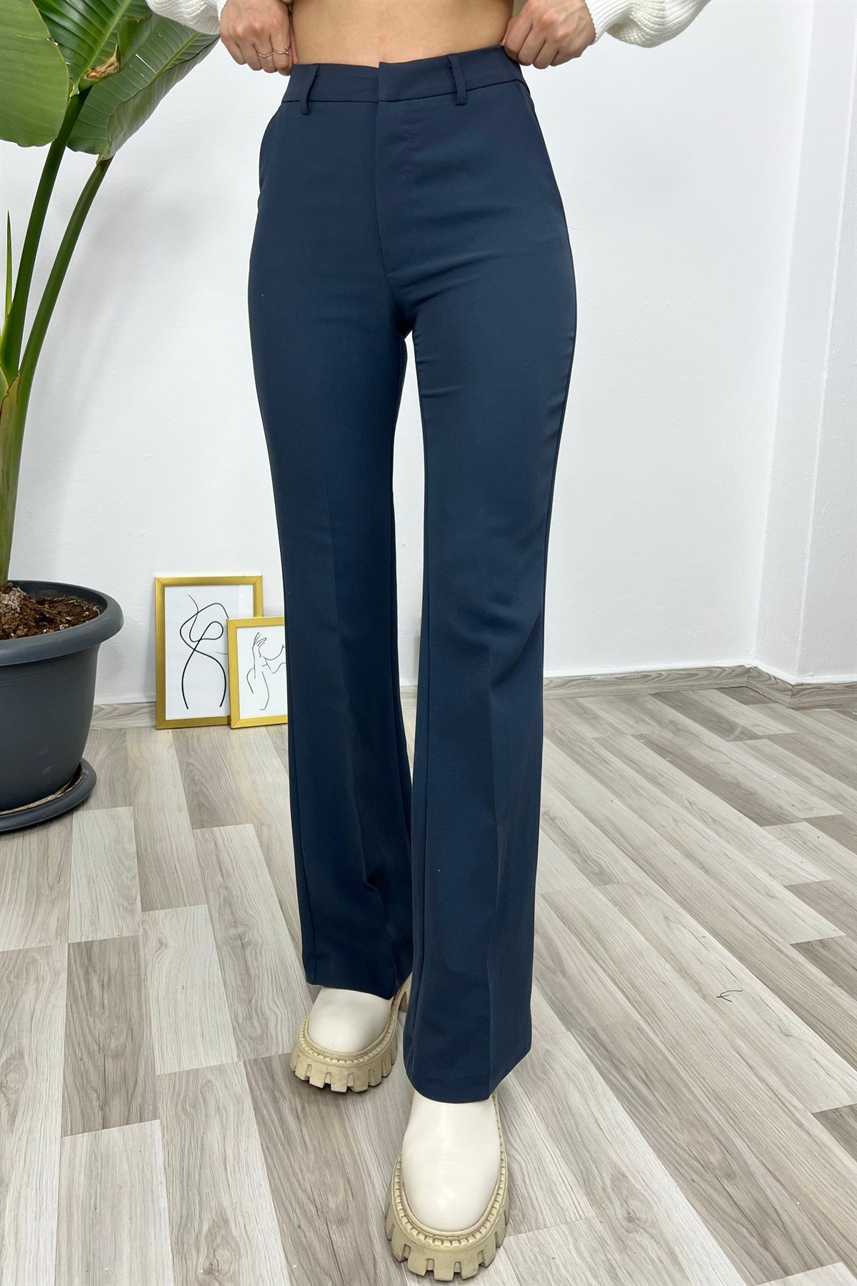 YÜKSEK BEL YANLARI CEPLİ BOL PAÇA PANTOLON