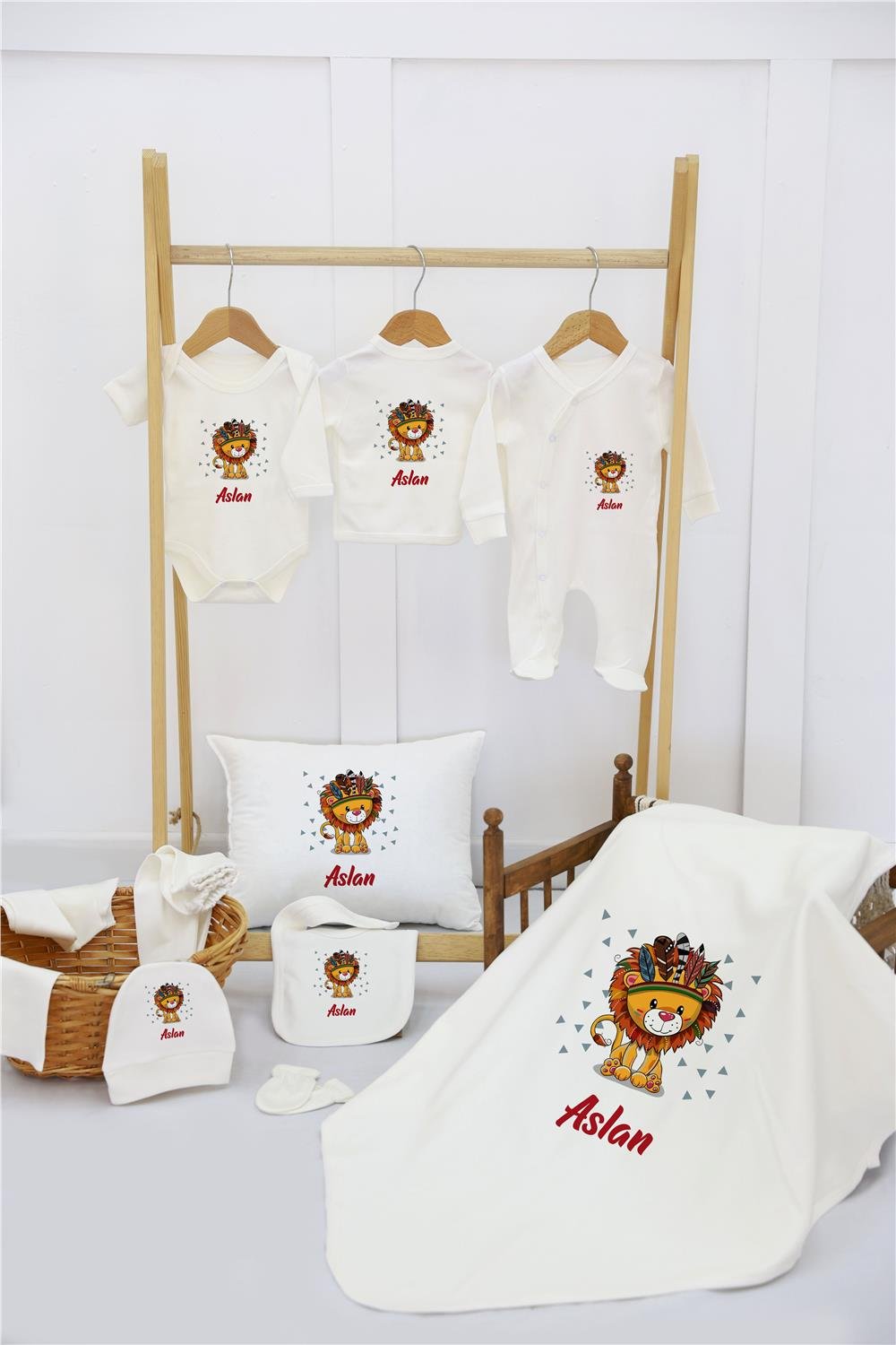 Çelenk ve Gökyüzü Desenli 11'li İsimli Organik Hastane Çıkış Seti