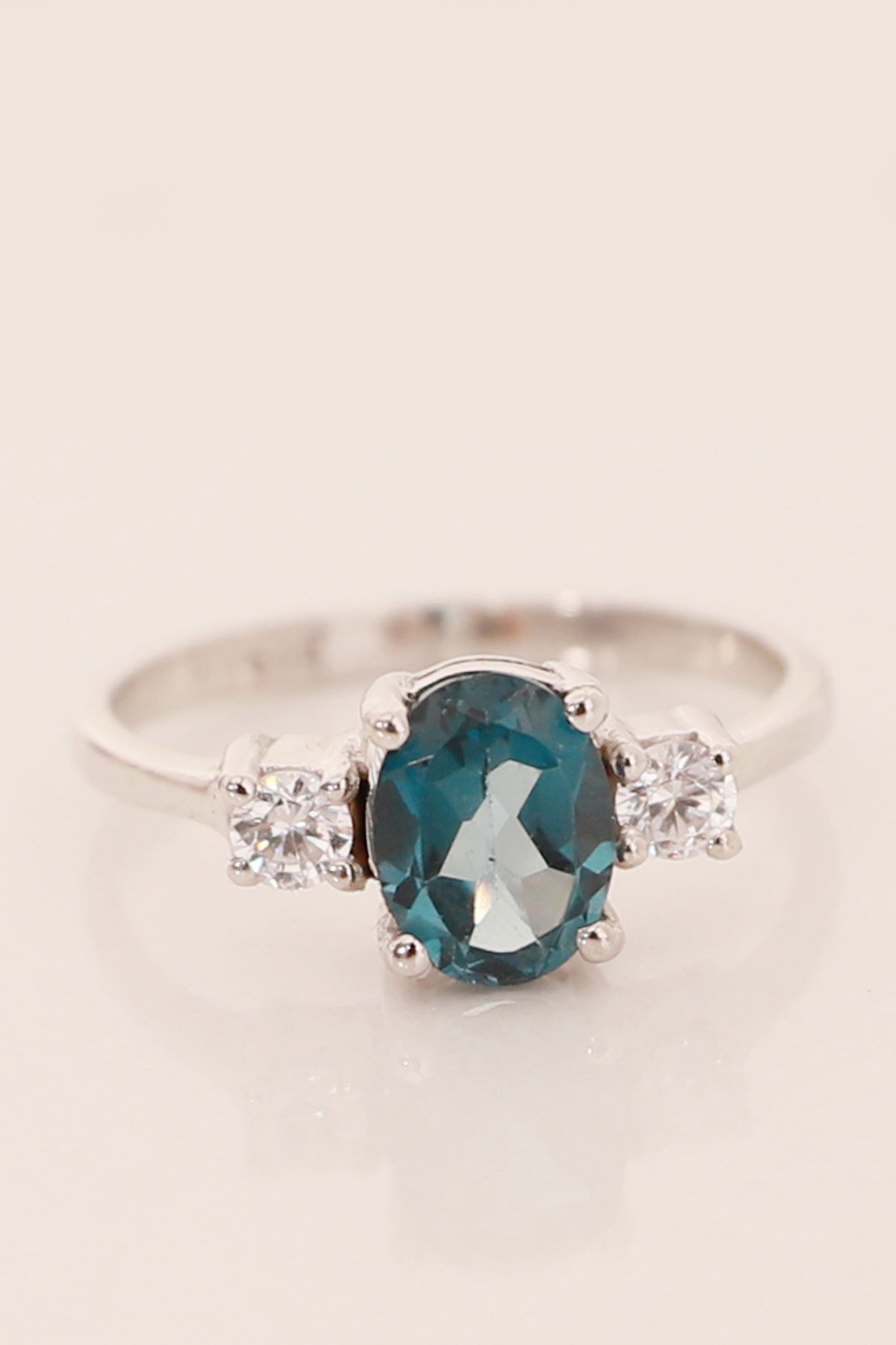 LONDON BLUE TOPAZ YAN TAŞLARI PIRLANTA TEKTAŞ YÜZÜK - AK367