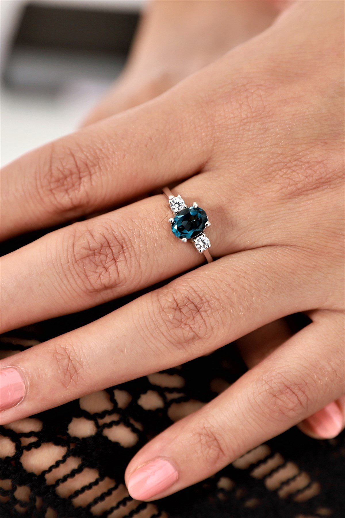LONDON BLUE TOPAZ YAN TAŞLARI PIRLANTA TEKTAŞ YÜZÜK - AK367