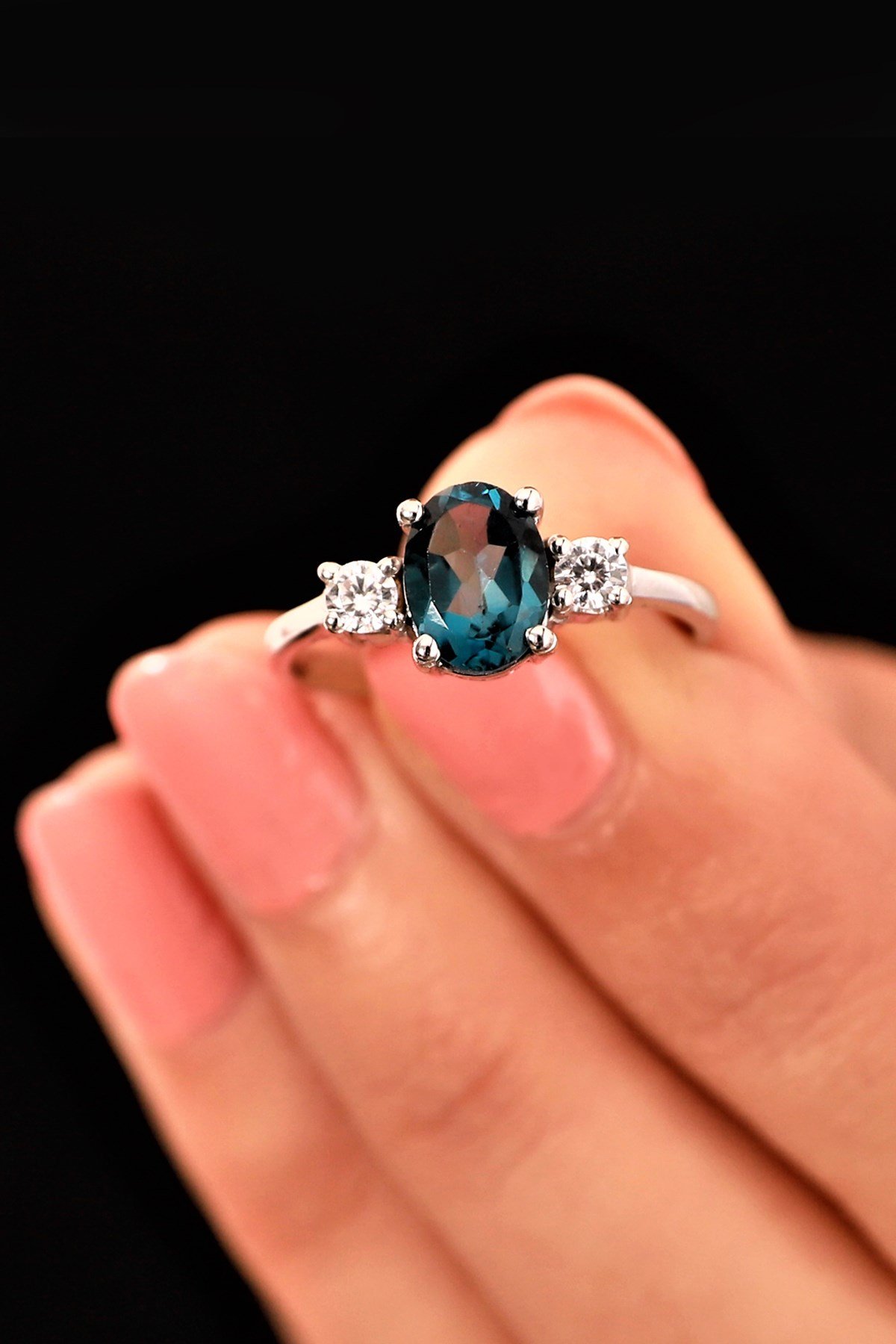 LONDON BLUE TOPAZ YAN TAŞLARI PIRLANTA TEKTAŞ YÜZÜK - AK367