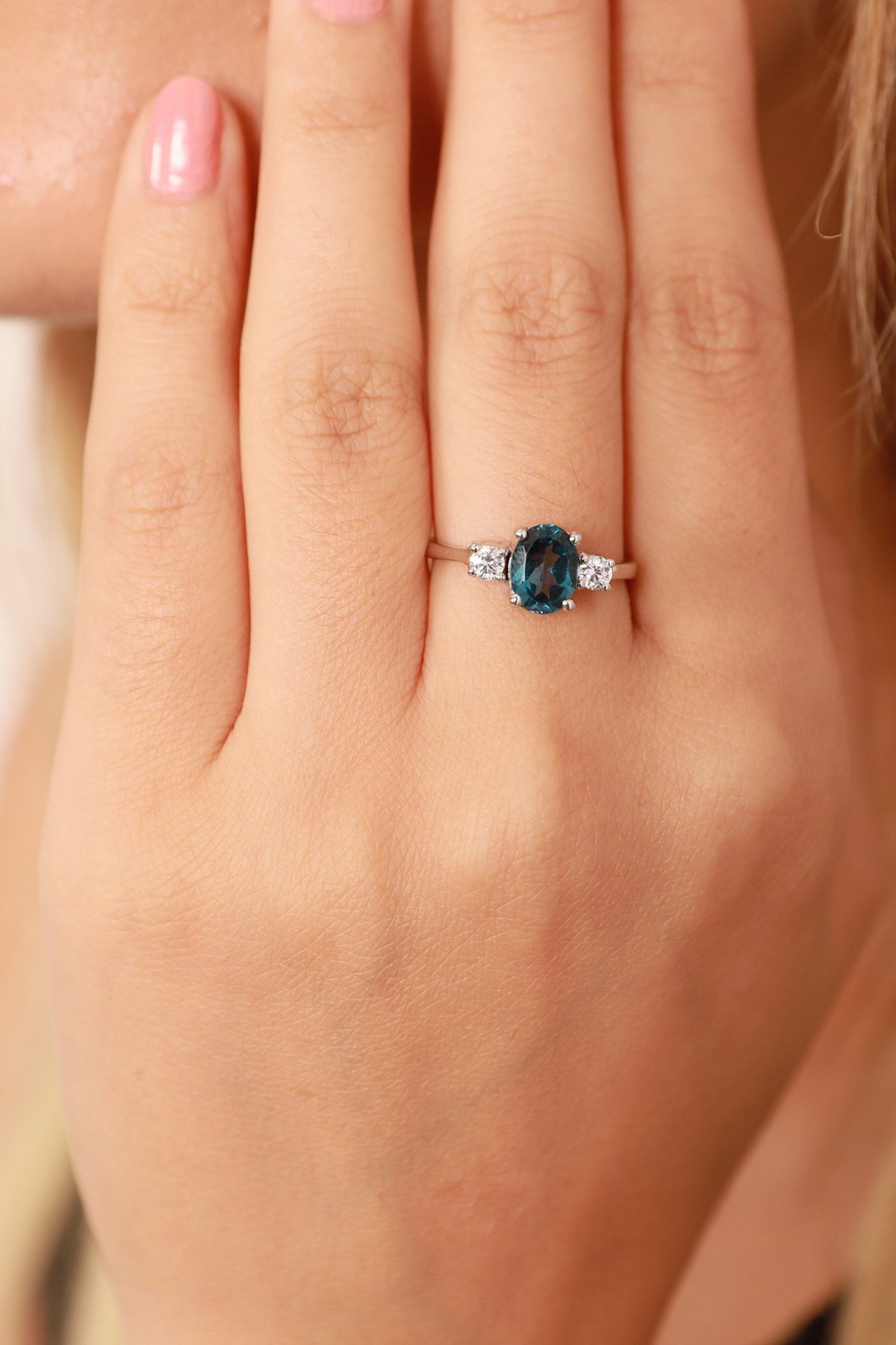 LONDON BLUE TOPAZ YAN TAŞLARI PIRLANTA TEKTAŞ YÜZÜK - AK367