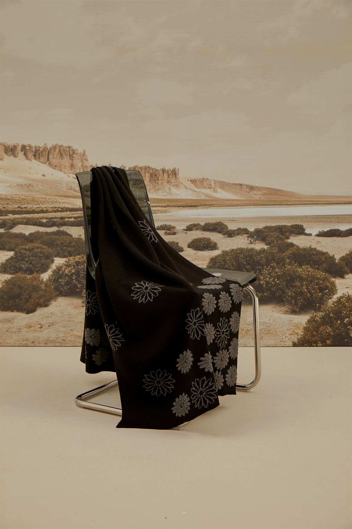 Kadın Siyah Kabartma Çiçekli ŞalShawl