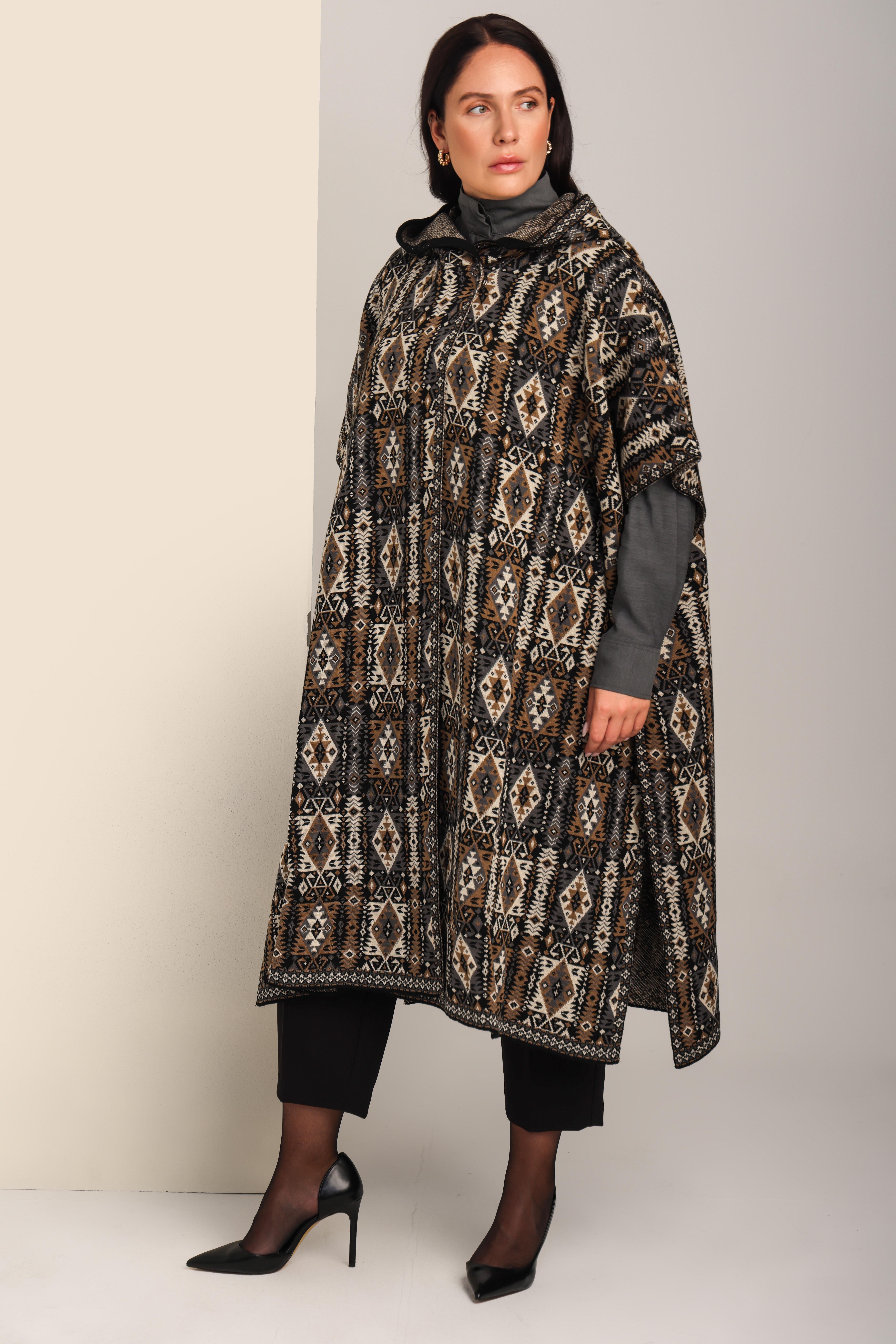 Siyah Kilim Desenli Kapüşonlu Triko Kadın PançoPANÇO