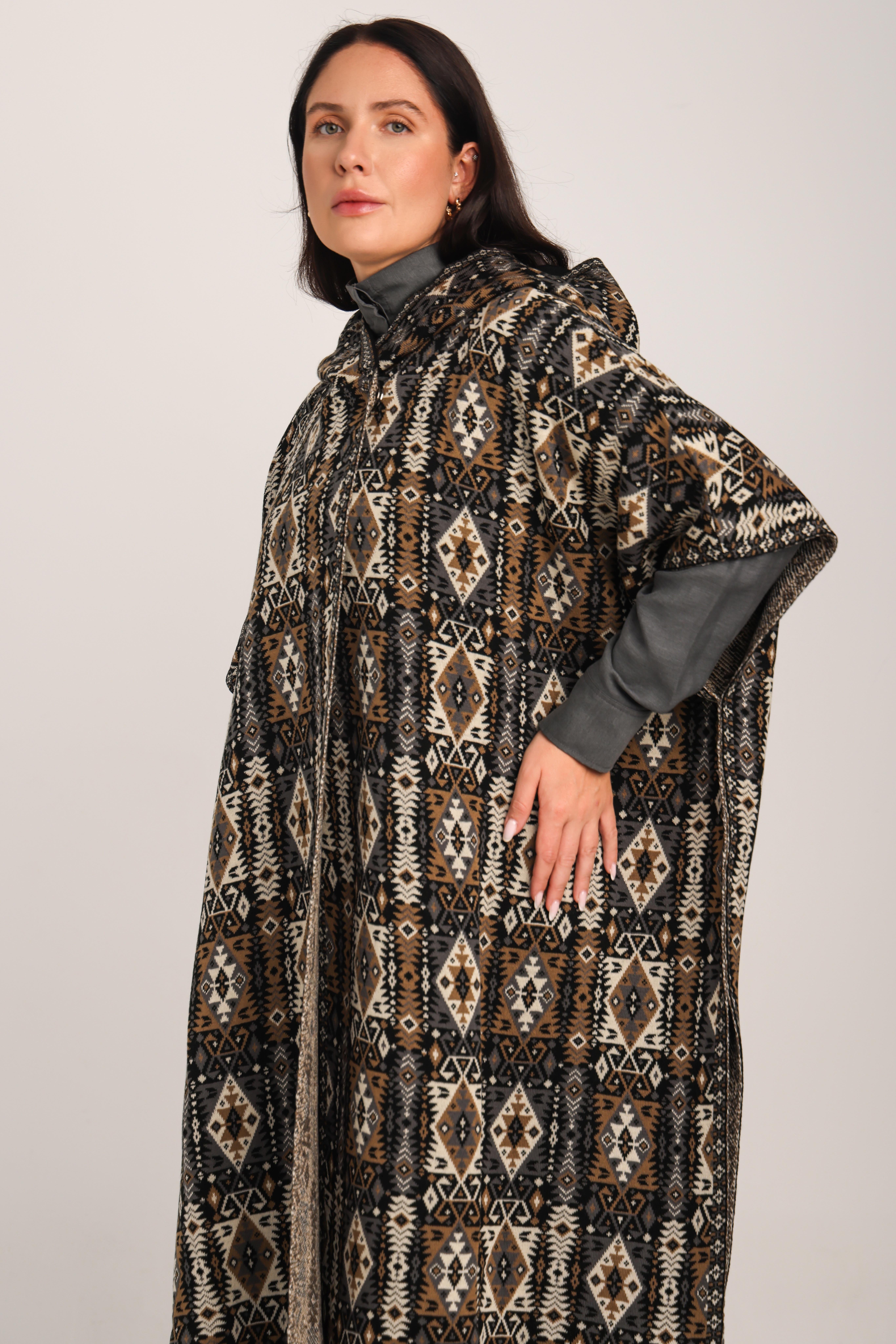 Siyah Kilim Desenli Kapüşonlu Triko Kadın PançoPANÇO