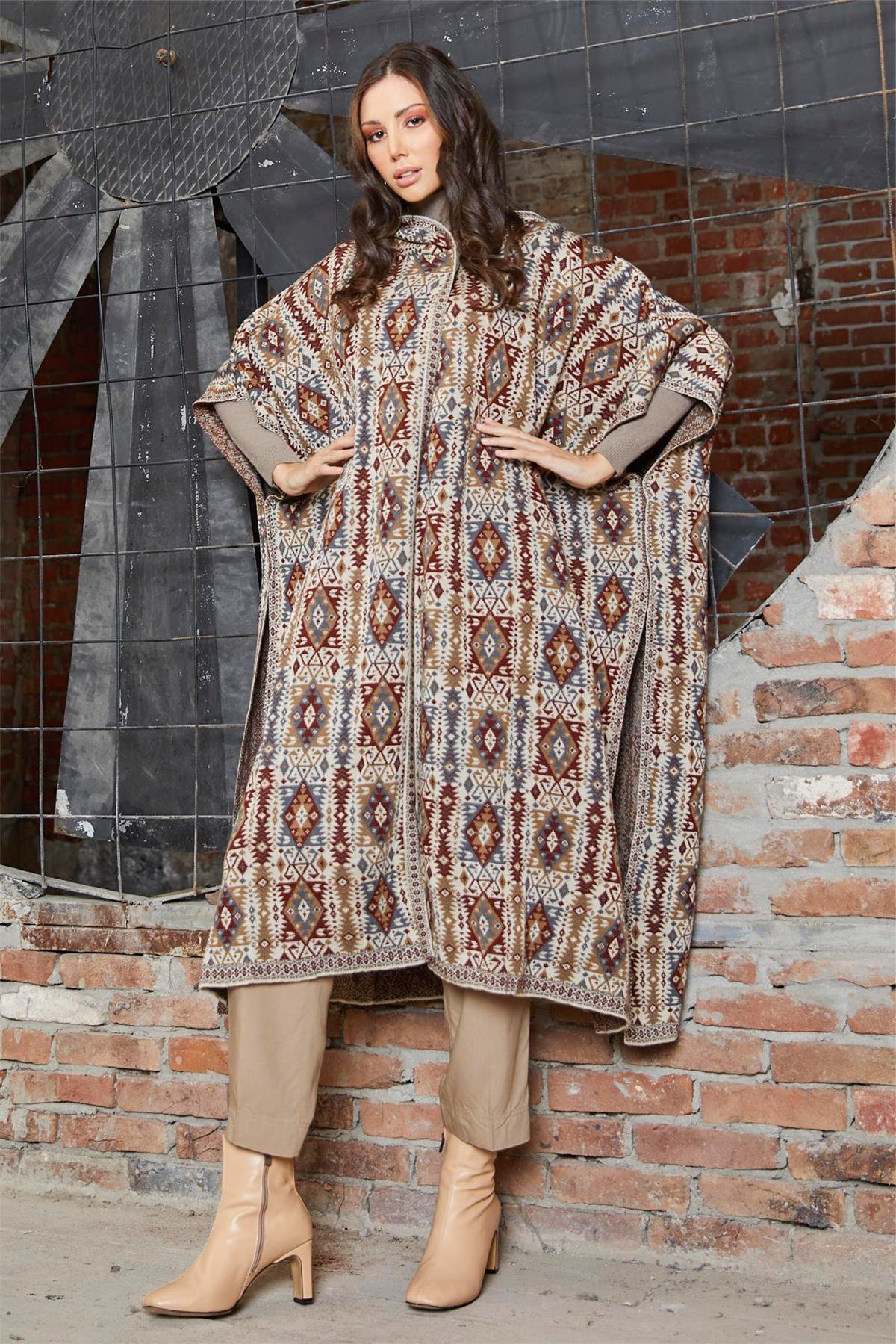 Taş Kilim Desenli Kapüşonlu Triko Kadın Panço