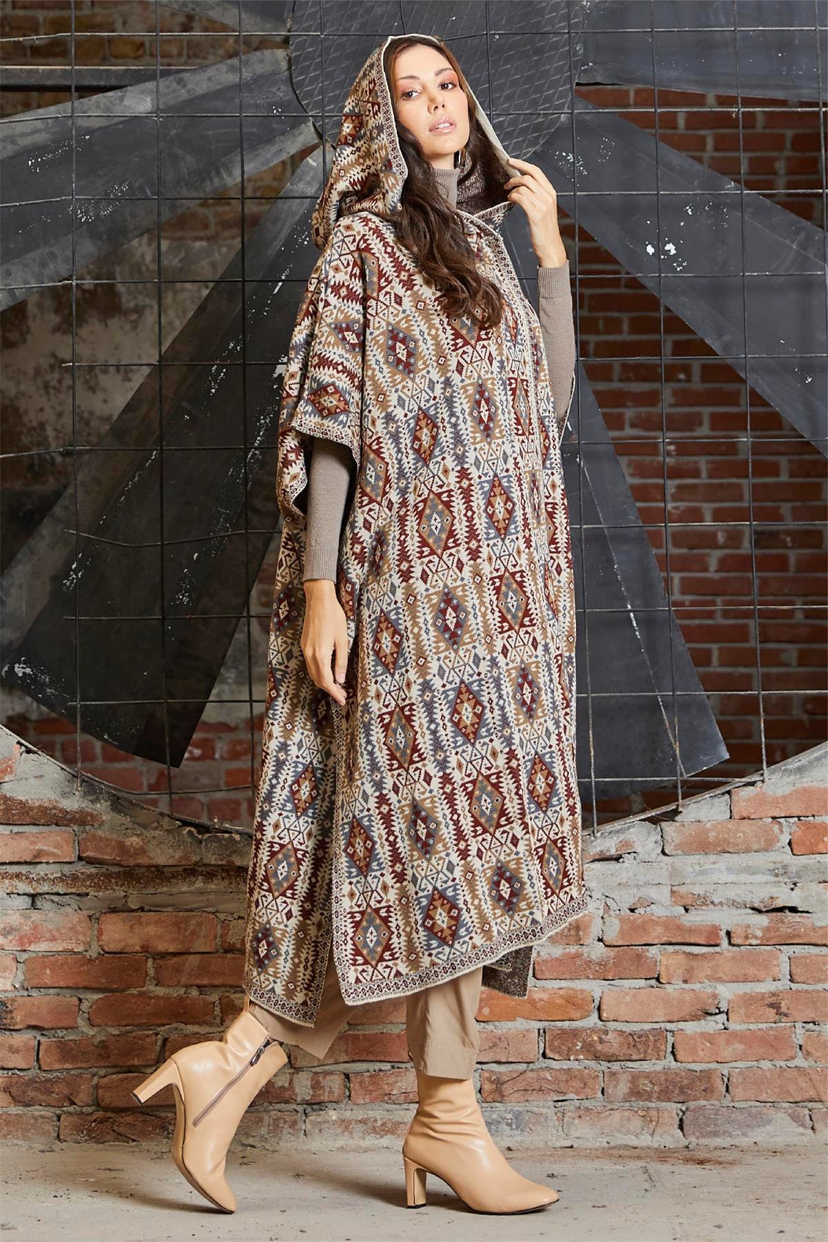 Taş Kilim Desenli Kapüşonlu Triko Kadın Panço