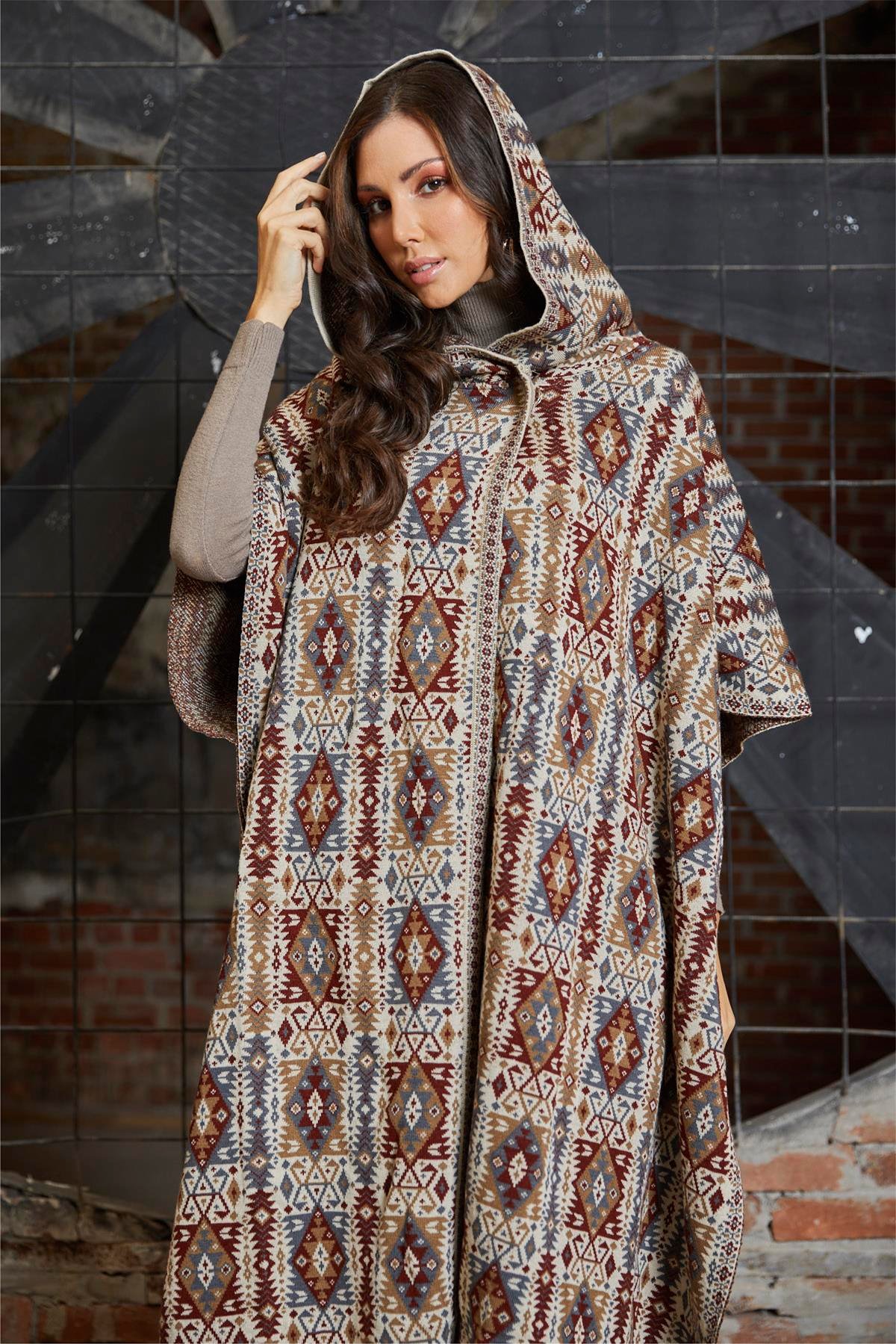 Taş Kilim Desenli Kapüşonlu Triko Kadın Panço