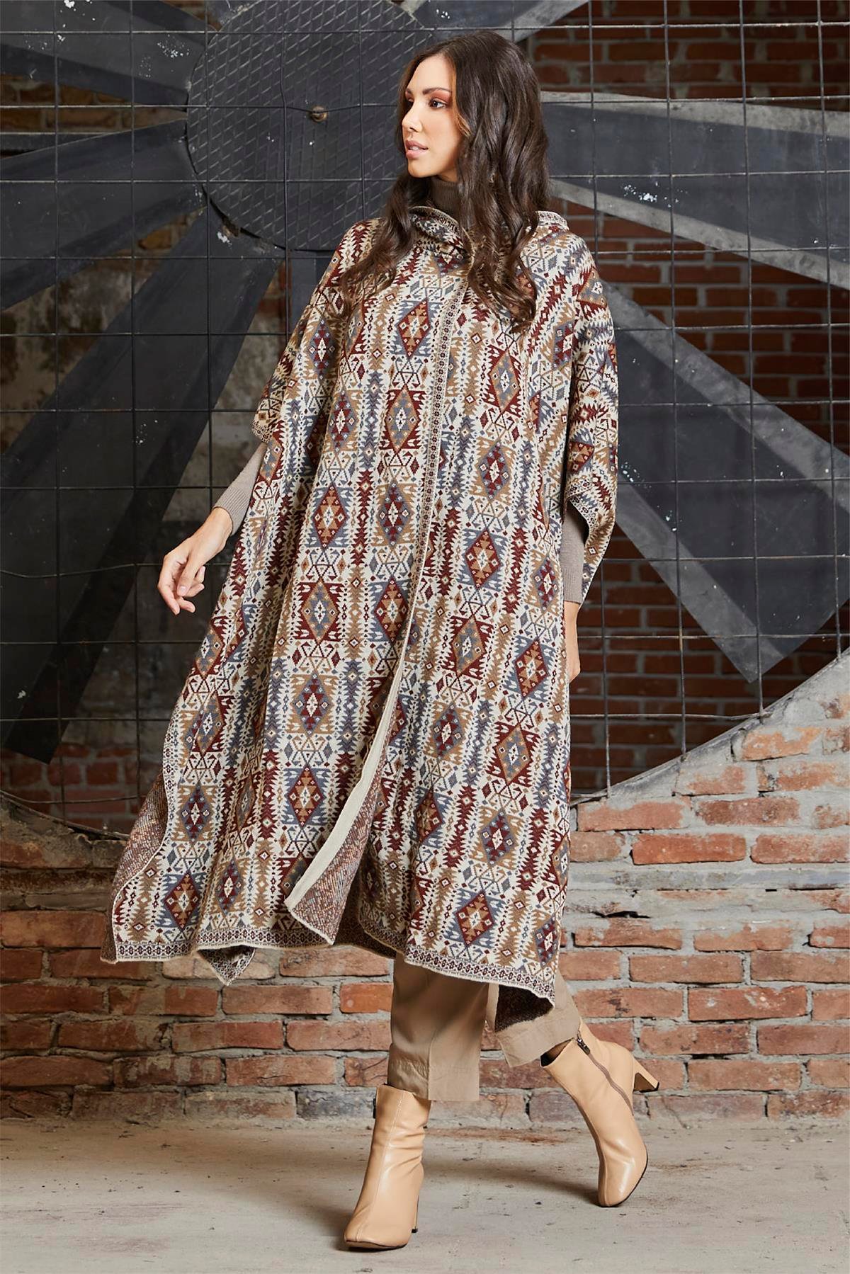 Taş Kilim Desenli Kapüşonlu Triko Kadın Panço