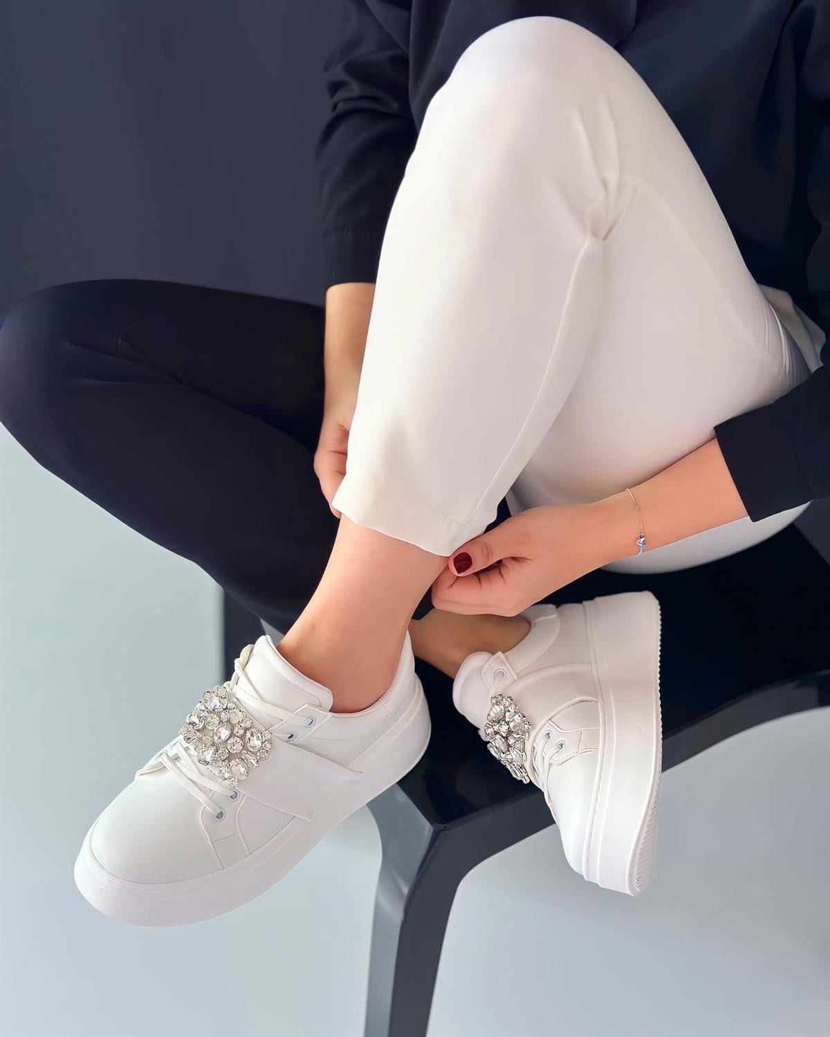 ZUUMSNEAKERFayf Taş Aksesuarlı Kadın Sneakers - Beyaz Deri