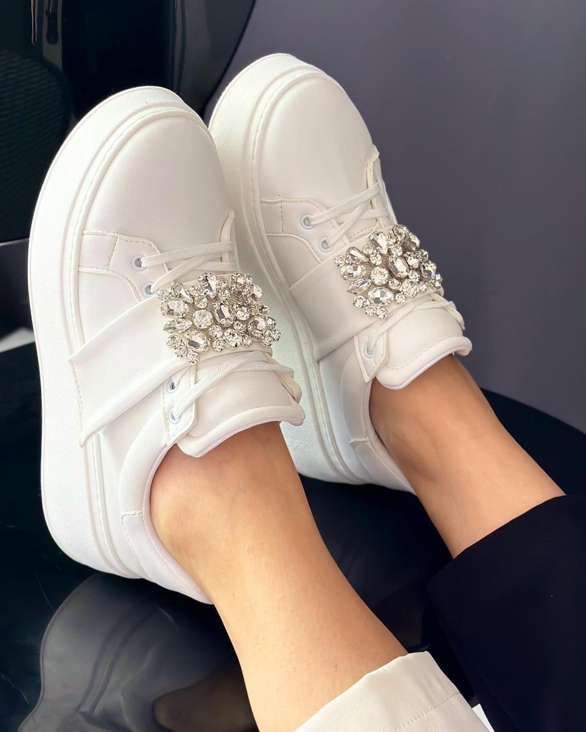 ZUUMSNEAKERFayf Taş Aksesuarlı Kadın Sneakers - Beyaz Deri