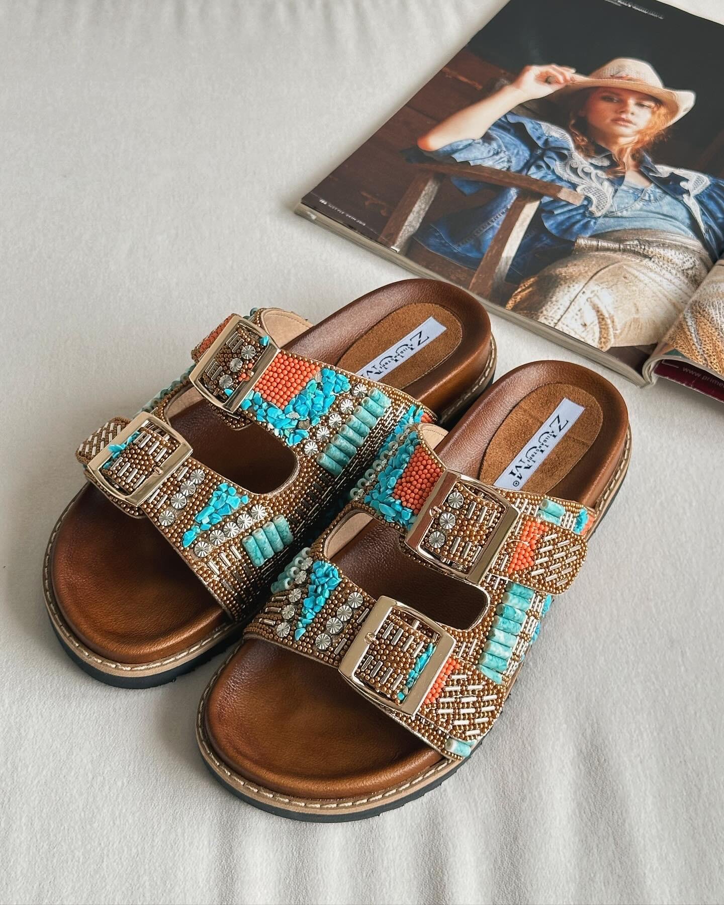 ZUUMTerlikShany Özel Tasarım Taşlı Etnik Stil Tokalı Kadın Terlik - Taba