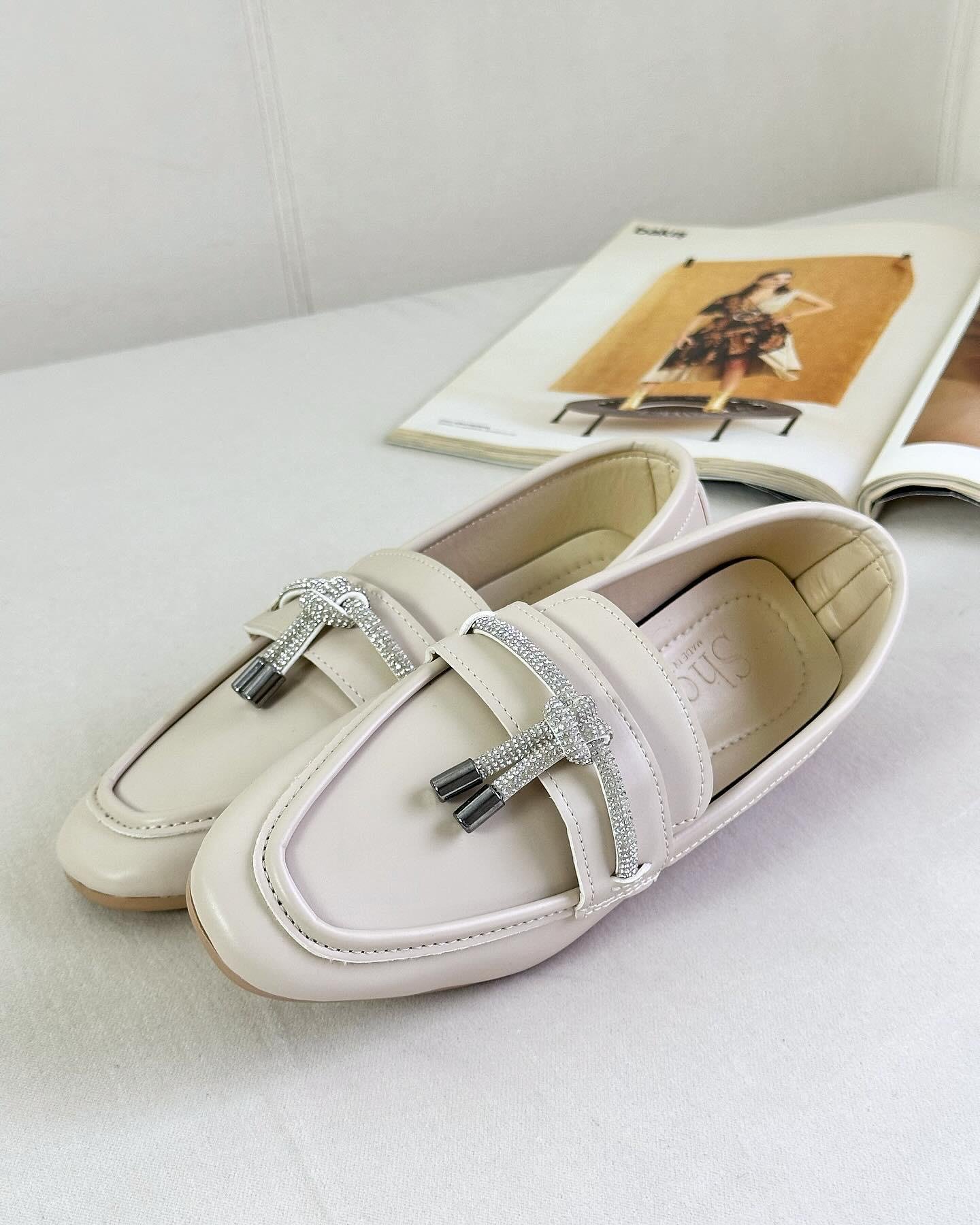 ZUUMMAKOSEN & OXFORDZez Taş Aksesuarlı Günlük Kadın Loafer Ayakkabı - Bej Cilt