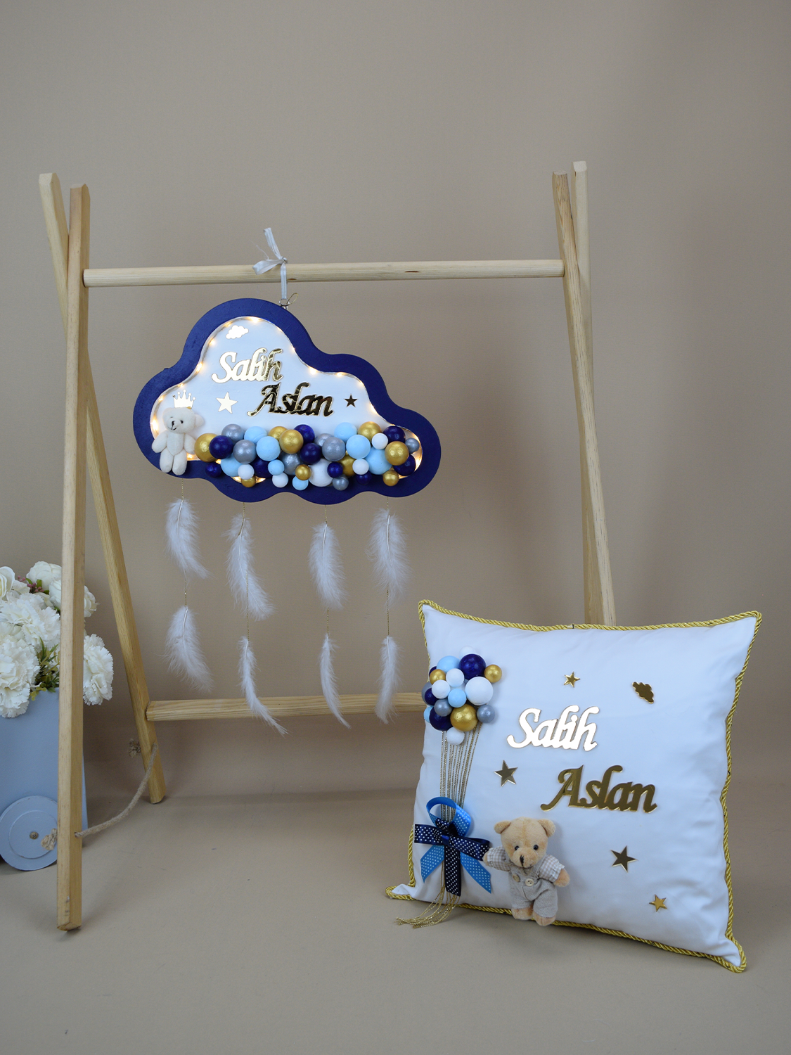 Ana Kuzusu İsme Özel 40 cm Ahşap Bulut Kapı süsü  Pleksi Yastık Seti 02KSY10