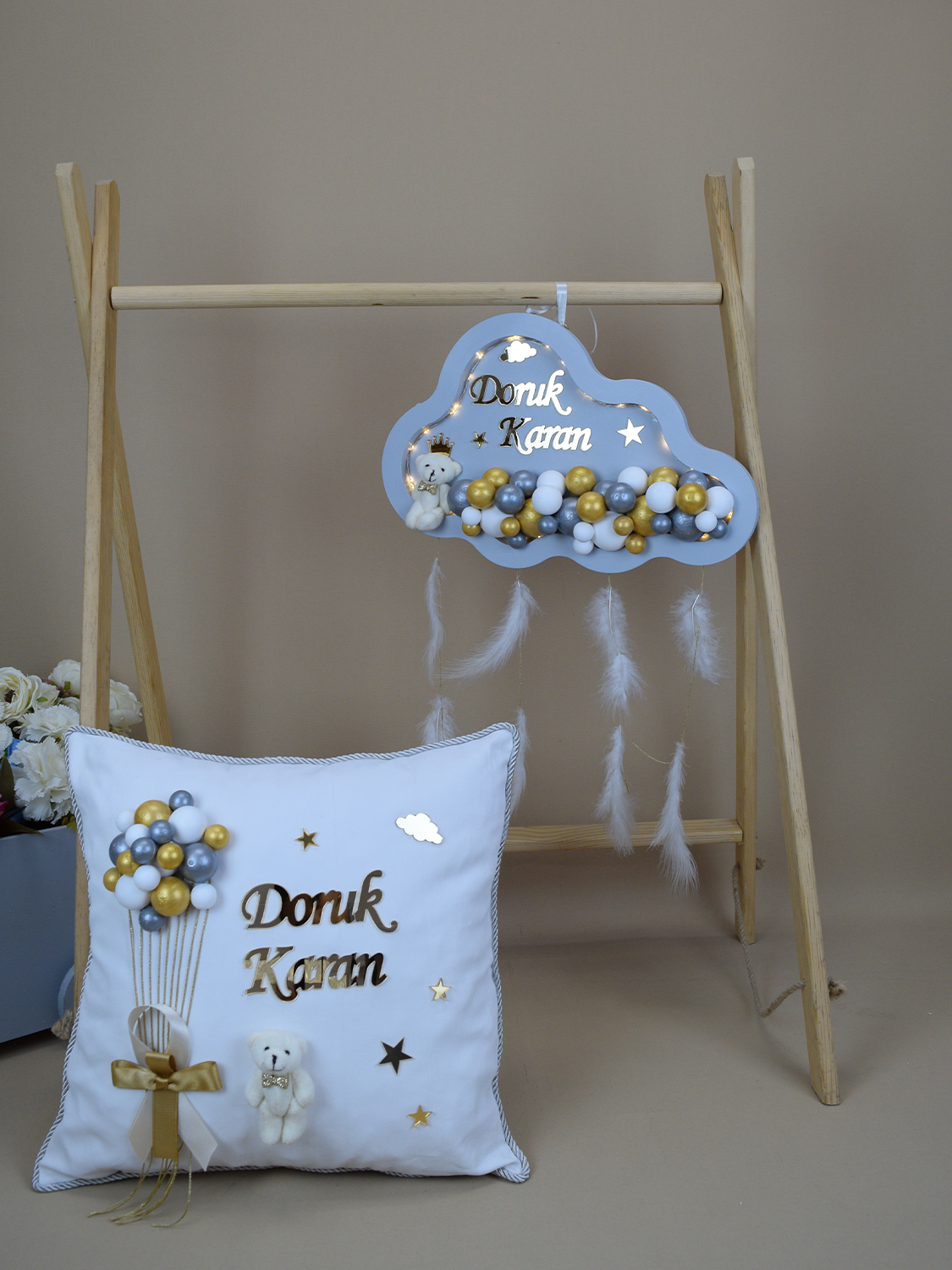 Ana Kuzusu İsme Özel 40 cm Ahşap Bulut Kapı süsü  Pleksi Yastık Seti 02KSY08