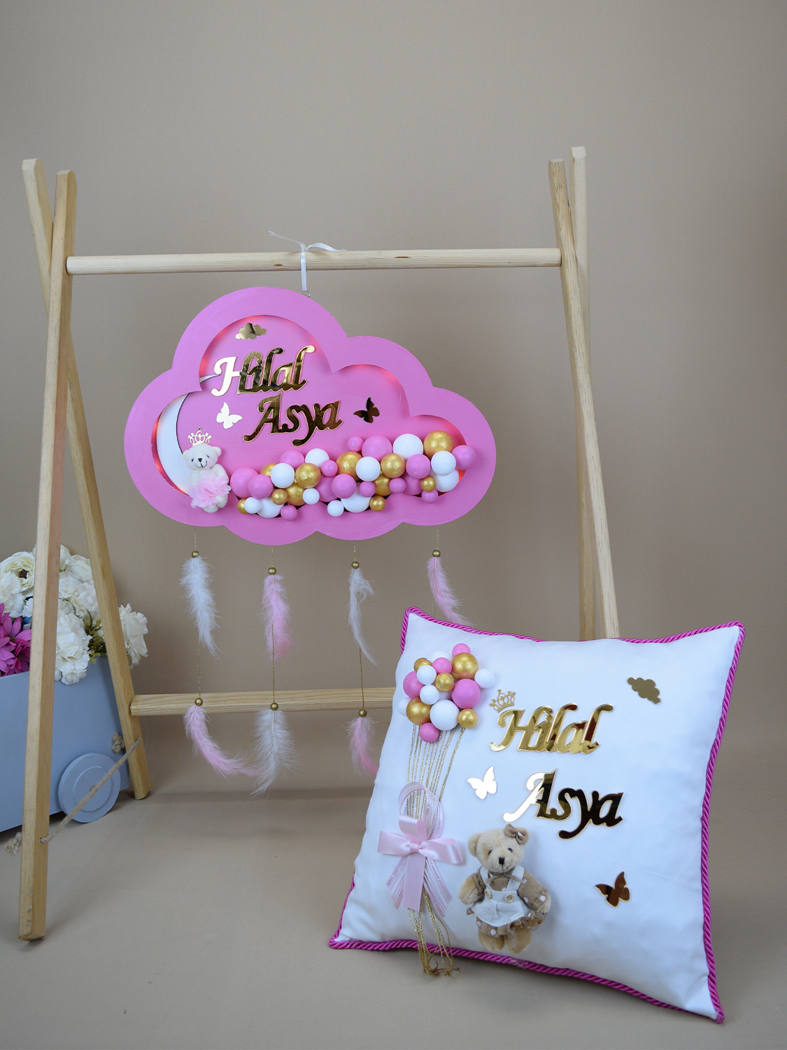 Ana Kuzusu İsme Özel 45 cm Ahşap Bulut Kapı süsü  Pleksi Yastık Seti 02KSY34