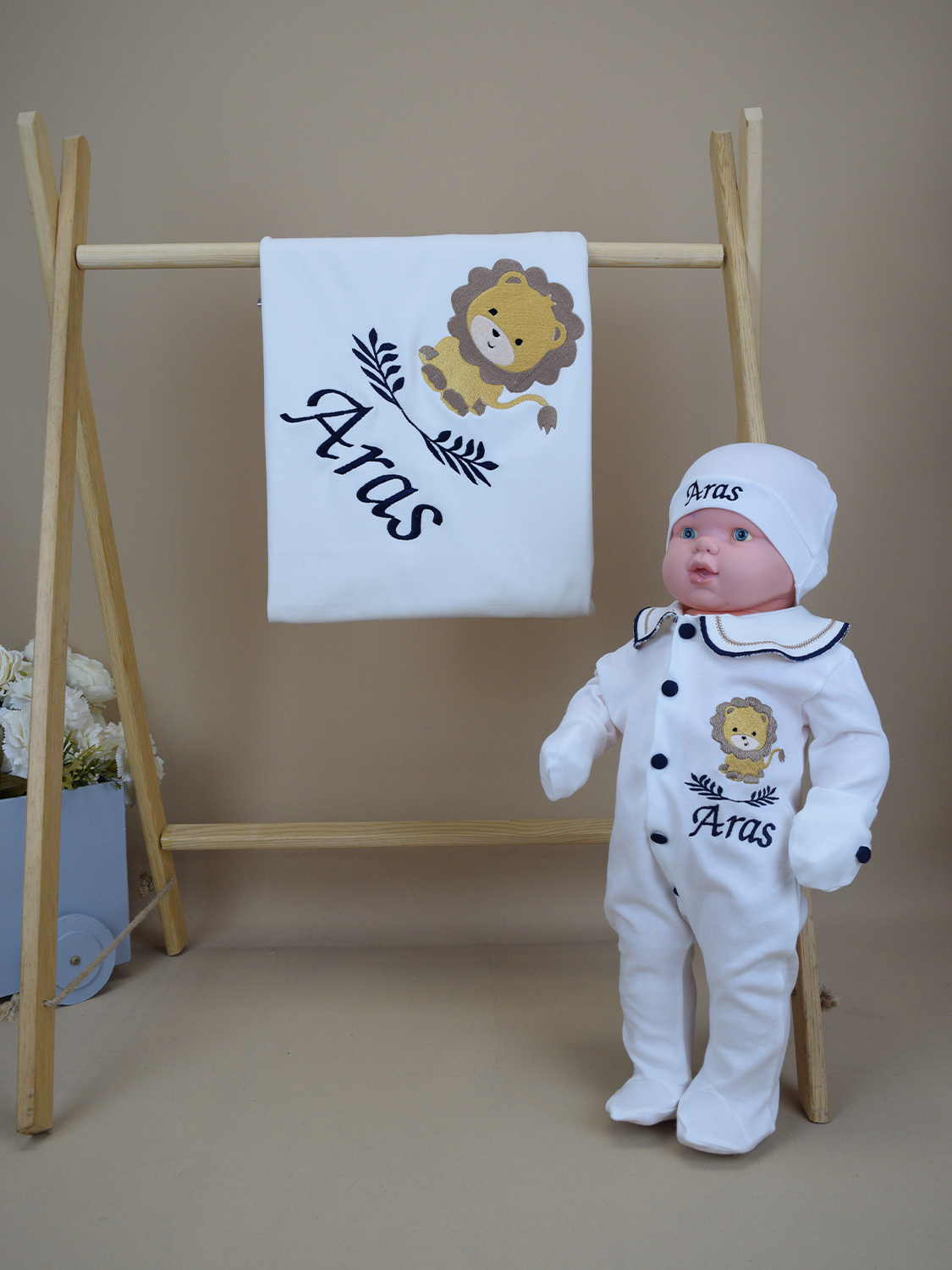 Ana Kuzusu İsme Özel Nakış Mini Set Aslan Desen Tulum  Penye Battaniye Yakalı Set 4SAD053