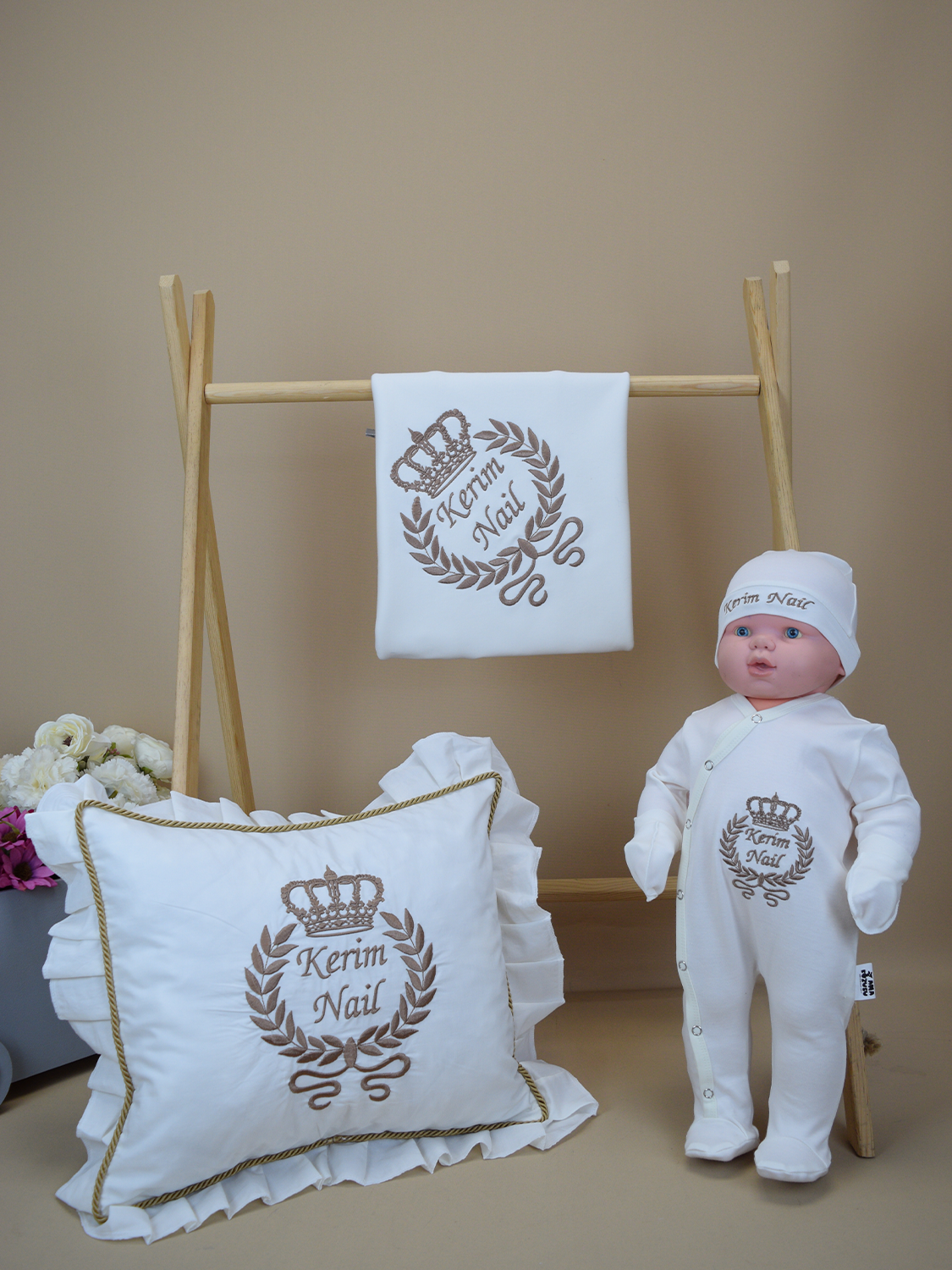 Ana Kuzusu İsme Özel Nakış Mini Set Kral Tacı Desen Tulum   Battaniye Fırfırlı Yastık   Set 4SKSD065