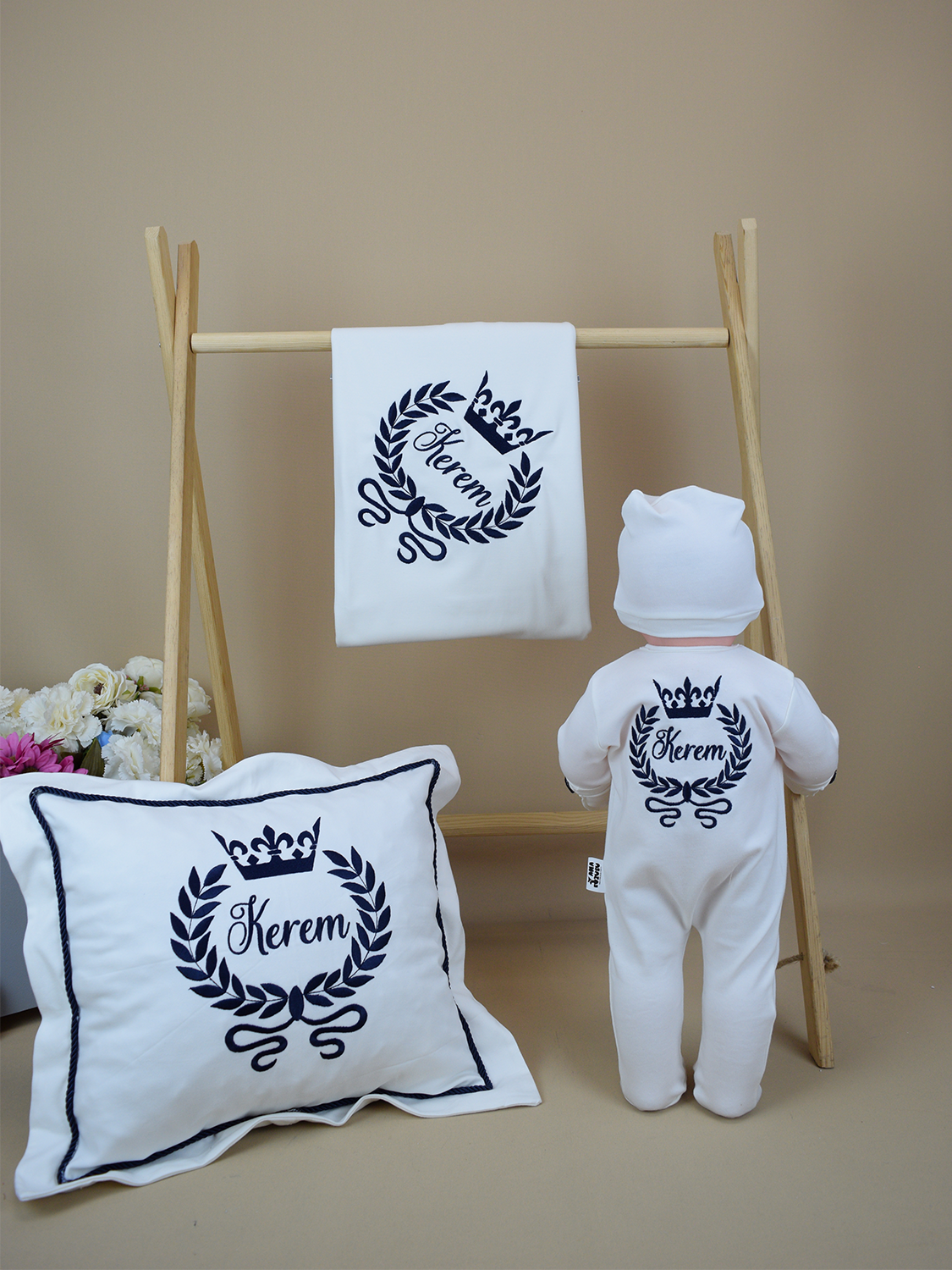 Ana Kuzusu İsme Özel Nakış Mini Set Kral Tacı Desen Tulum   Battaniye Fırfırlı Yastık   Set 4SKTD064