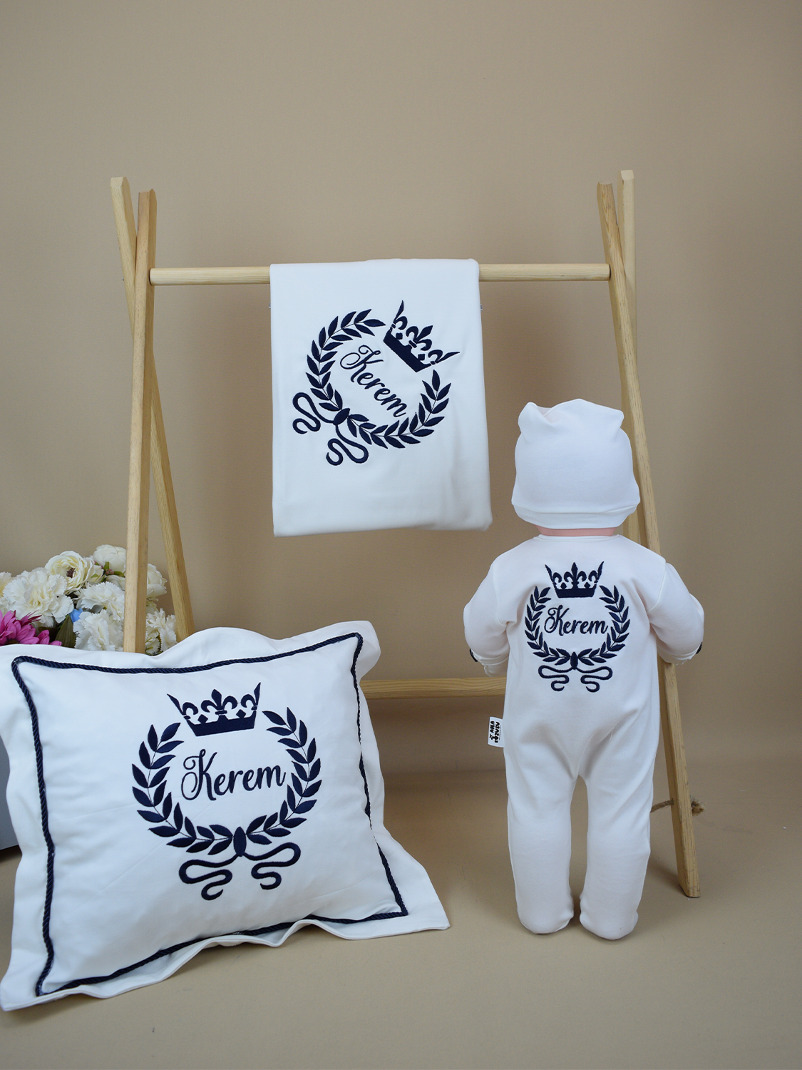 Ana Kuzusu İsme Özel Nakış Mini Set Kral Tacı Desen Tulum   Battaniye Fırfırlı Yastık   Set 4SKTD064