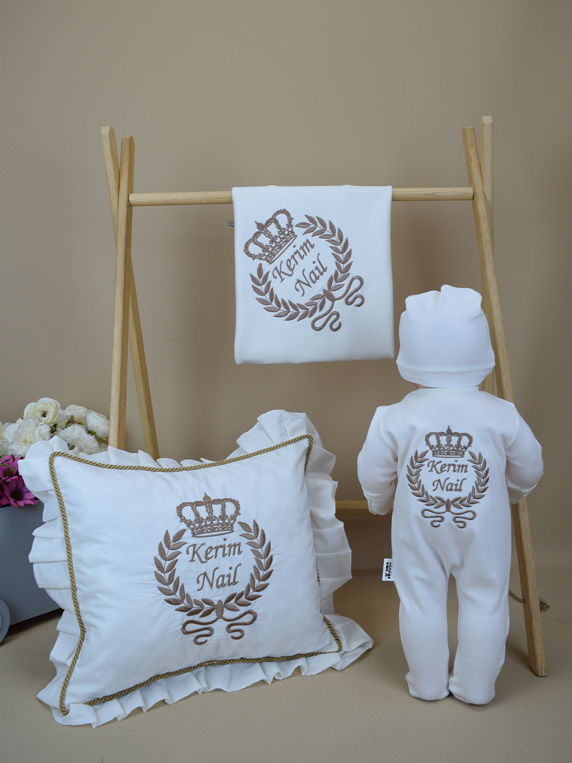Ana Kuzusu İsme Özel Nakış Mini Set Kral Tacı Desen Tulum   Battaniye Fırfırlı Yastık   Set 4SKSD065