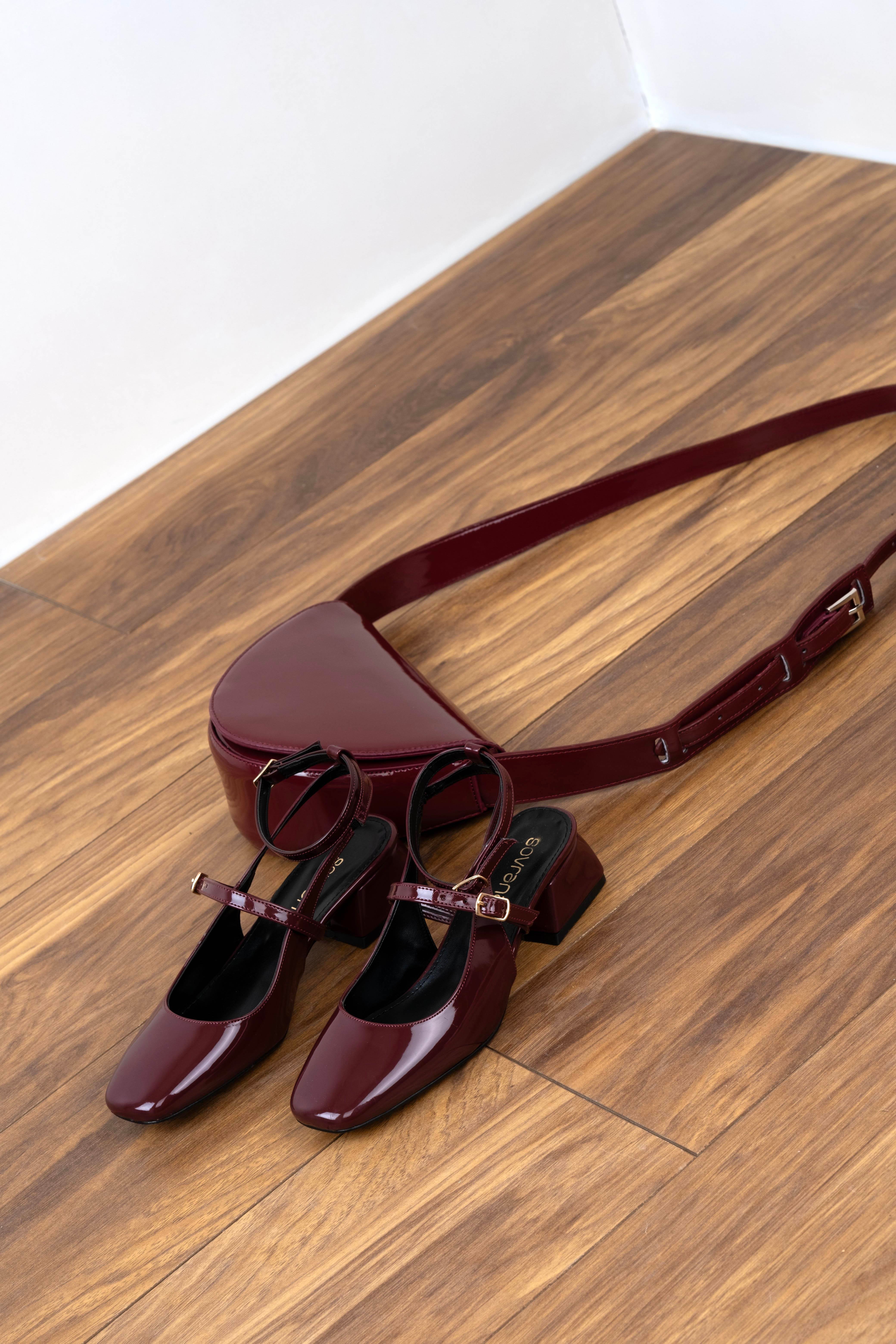 Lulu Model Kısa Topuklu Küt Burun Kemerli Ayakkabı Bordo Rugan