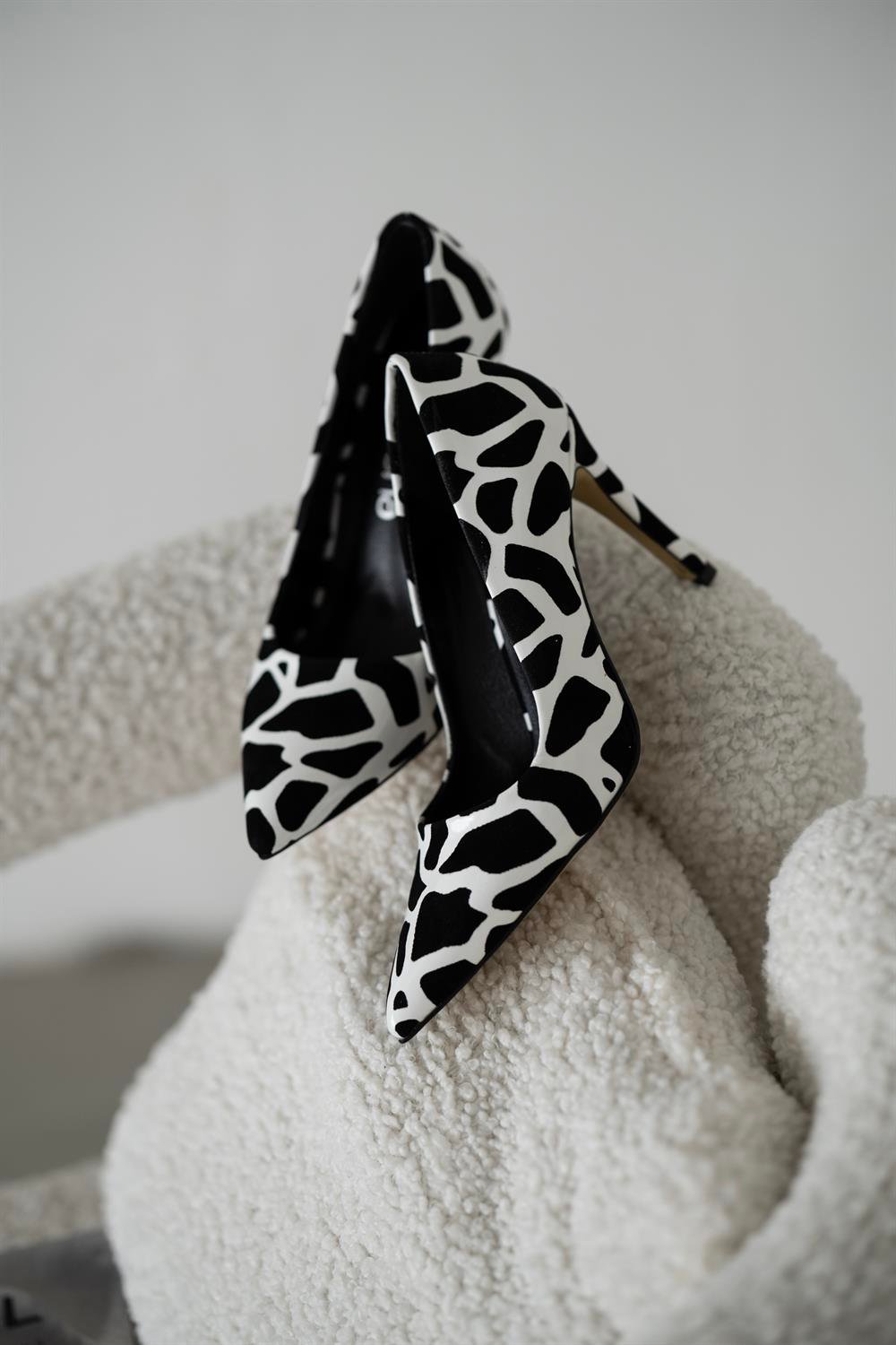 Venüs Model Özel Seri Klasik Stiletto Zebra