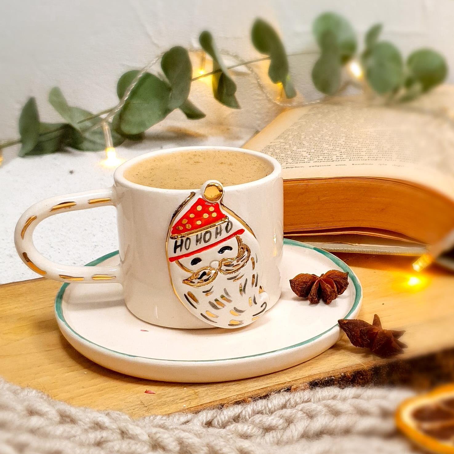 24K Altın Detaylı Yılbaşı Türk Kahvesi Fincanı - Seramik El Yapımı - Noel Baba