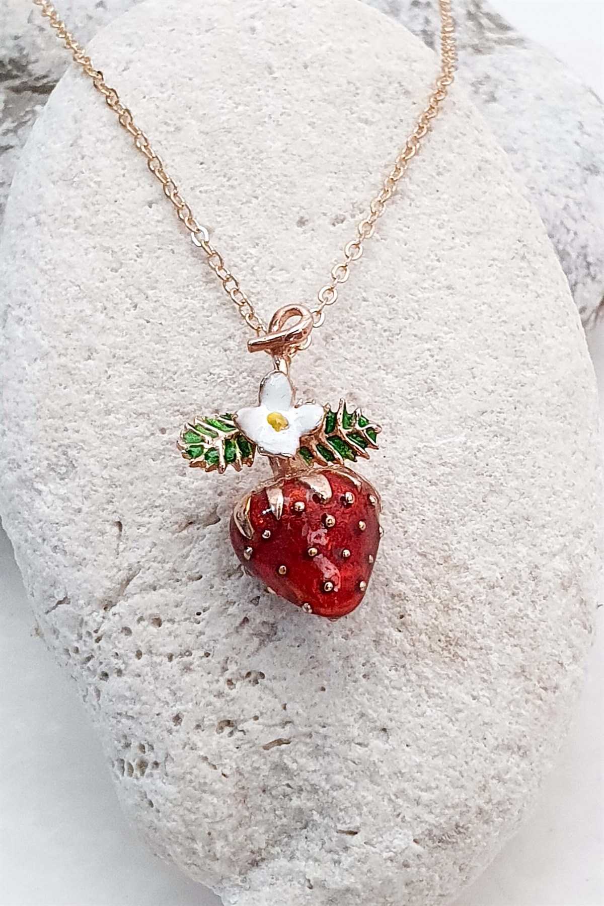Çilek Figürlü Minimal Kolye - El Yapımı - Bronz Üzeri 22K Altın Kaplama