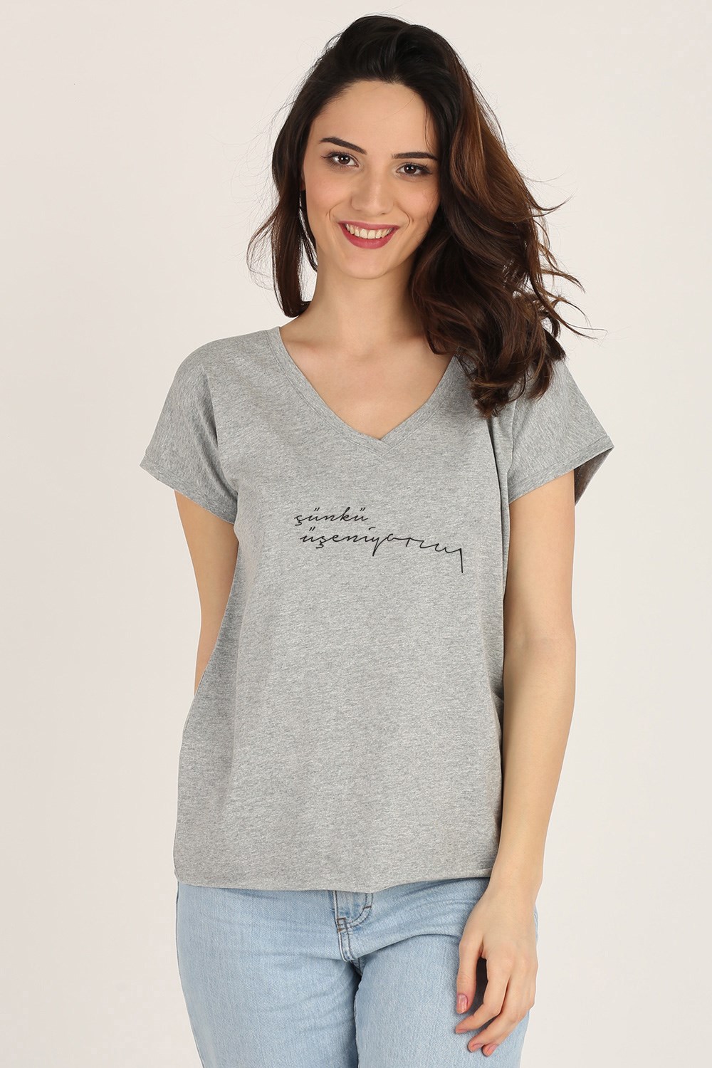 ÇÜNKÜ ÜŞENİYORUM V YAKA T-SHIRT