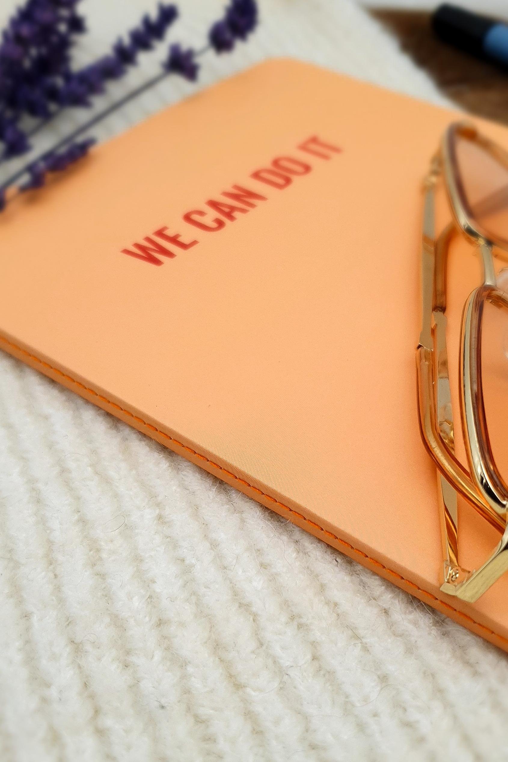 Sloganlı Defter - Tasarım Ajanda - We Can Do It