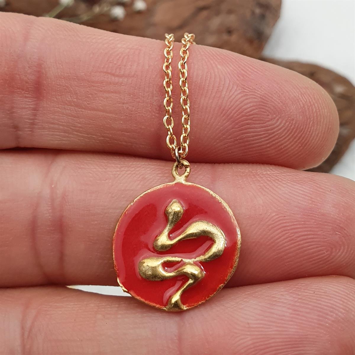Yılan Kolye Madalyon - Kırmızı Mineli - El Yapımı - Bronz Üzeri 22K Altın Kaplama