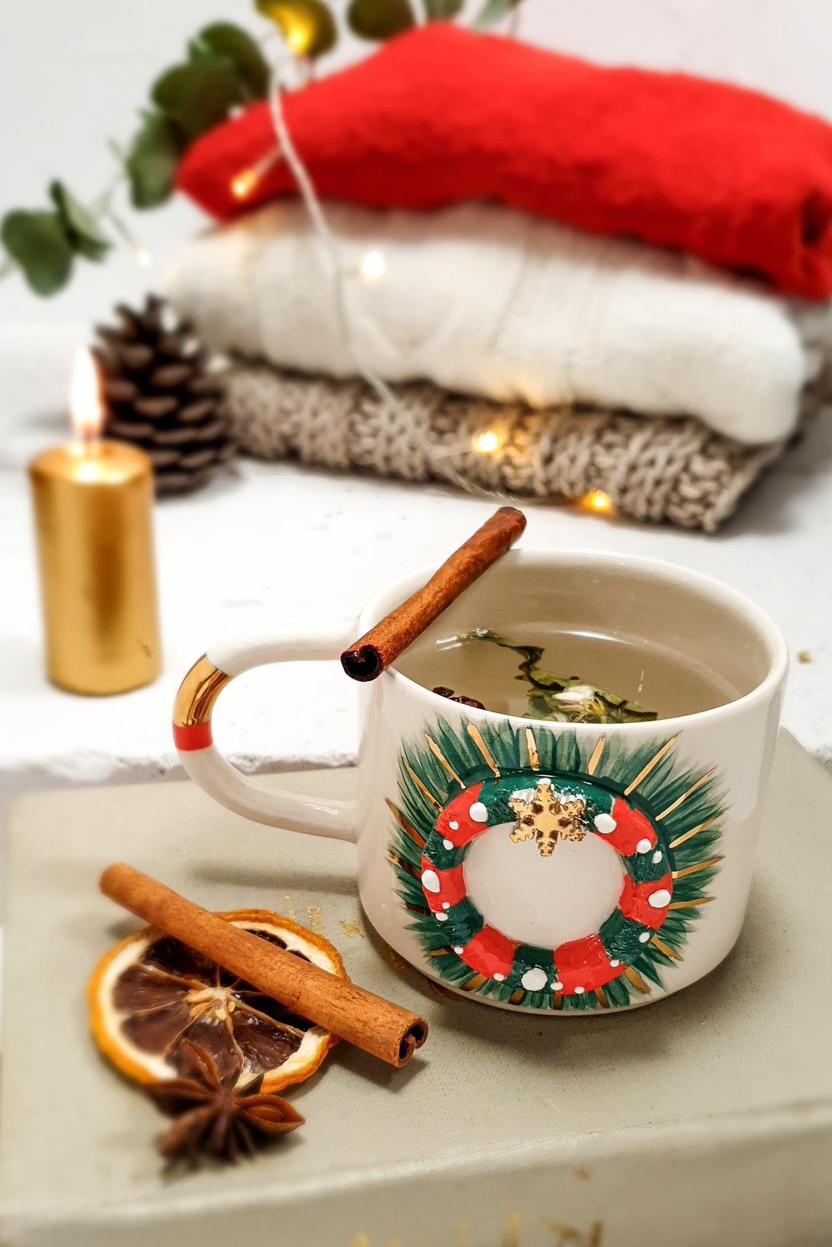 Yılbaşı Temalı Fincan - 24K Altın Detaylı - El Yapımı Seramik - Yeniyıl Süsü Figürlü