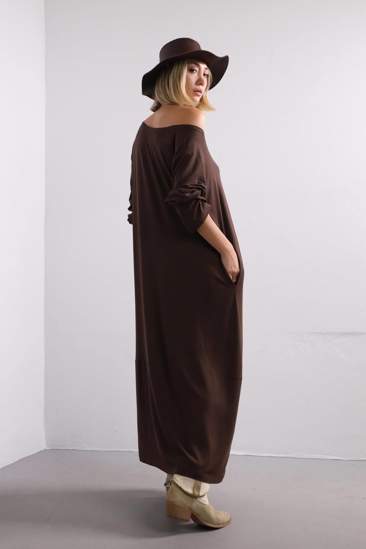 Kahverengi Kayık Yaka Eteği Dikişli Elbise - Şaman Butik Kahverengi Kayık Yaka Eteği Dikişli Elbise