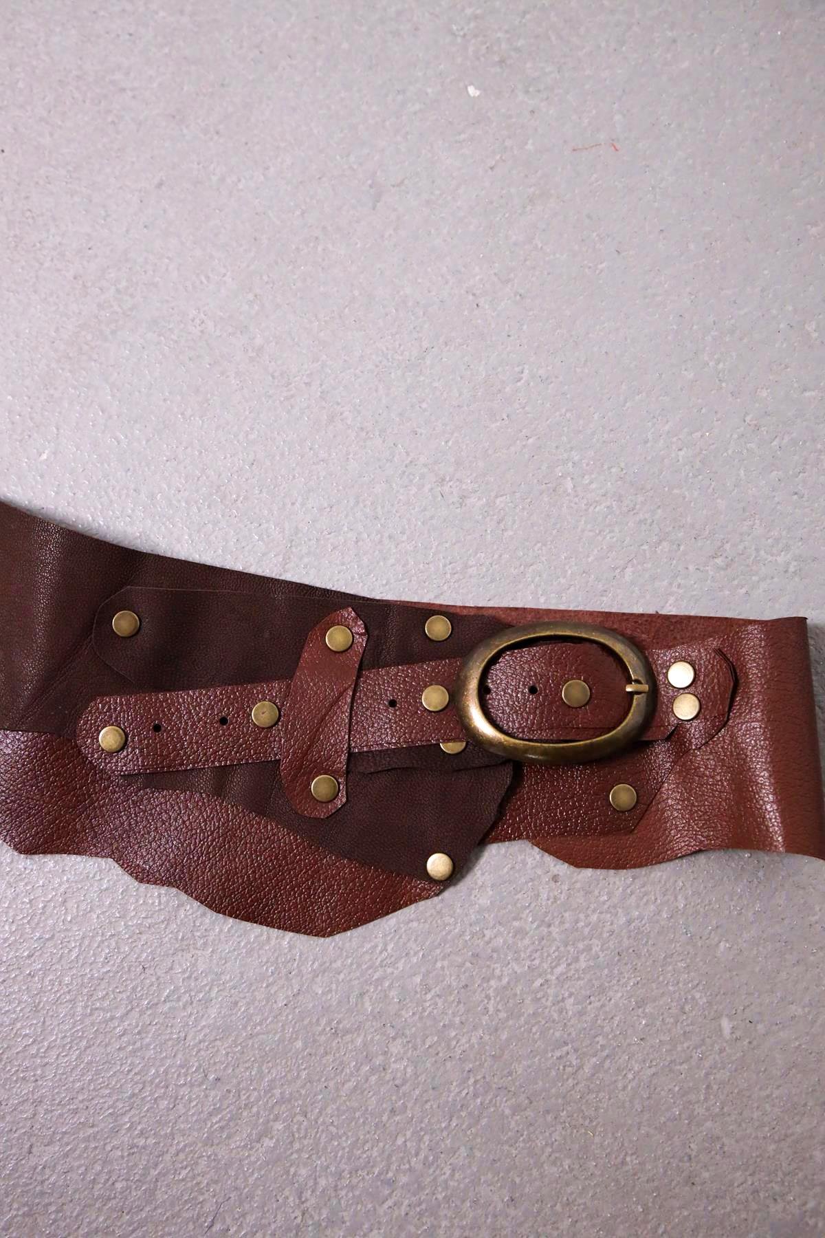  Renkli Zımbalı Parçalı Deri Kemer