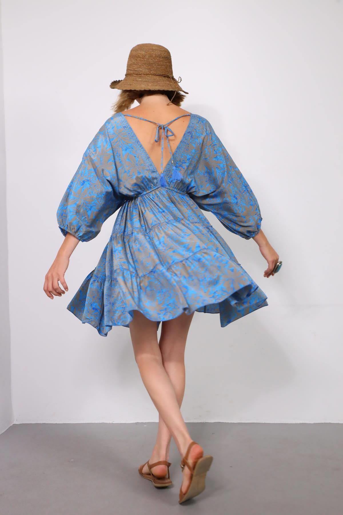 Mavi Desenli V Yaka Sırt Dekolteli Kısa İpek Elbise - Şaman Butik Mavi Desenli V Yaka Sırt Dekolteli Kısa İpek Elbise