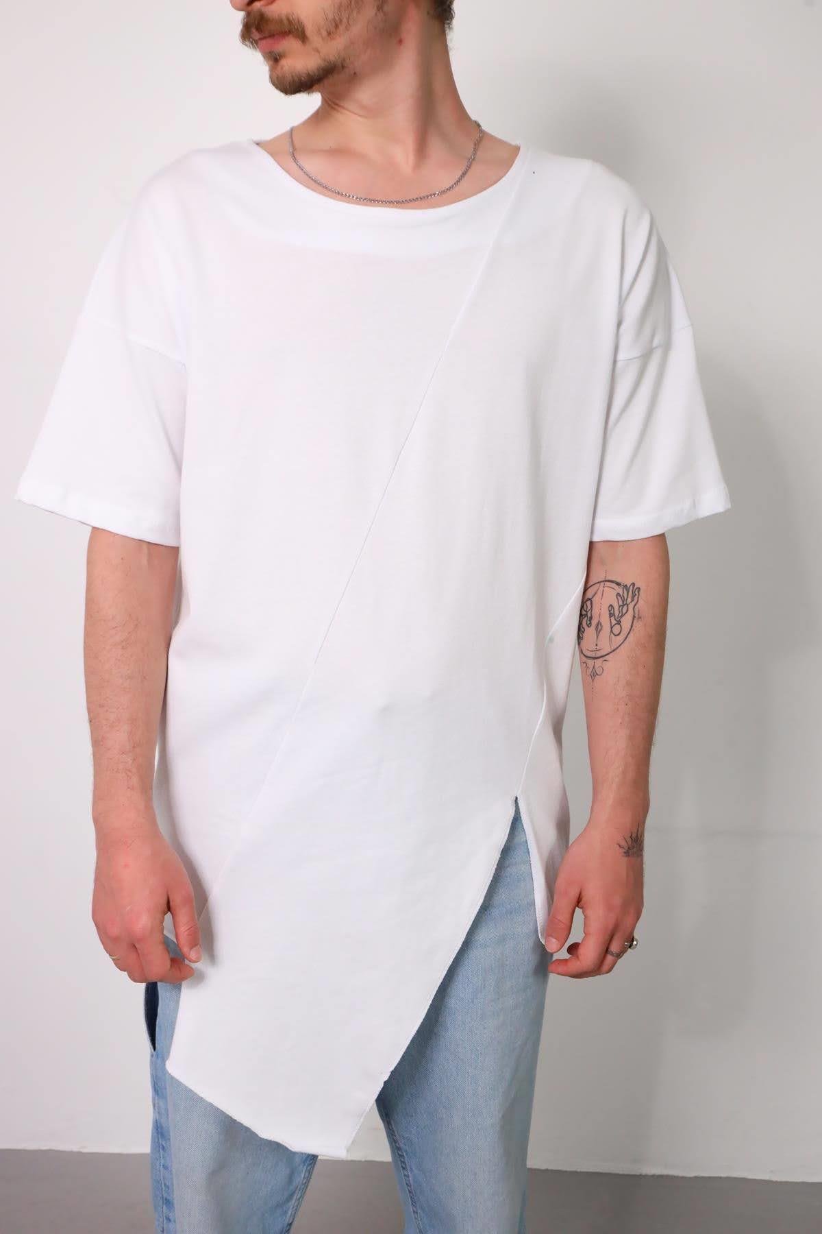  Beyaz Asimetrik Dikiş Detaylı Kayık Yaka Erkek Tişört