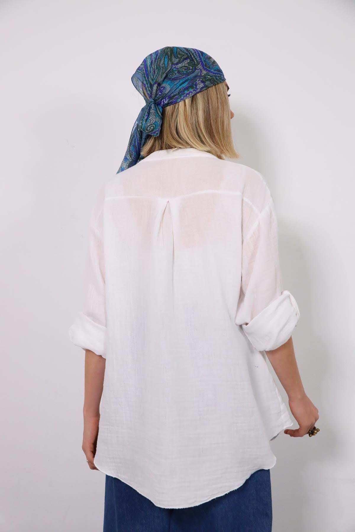  Beyaz Hakim Yaka Üç Düğmeli Müslin Gömlek