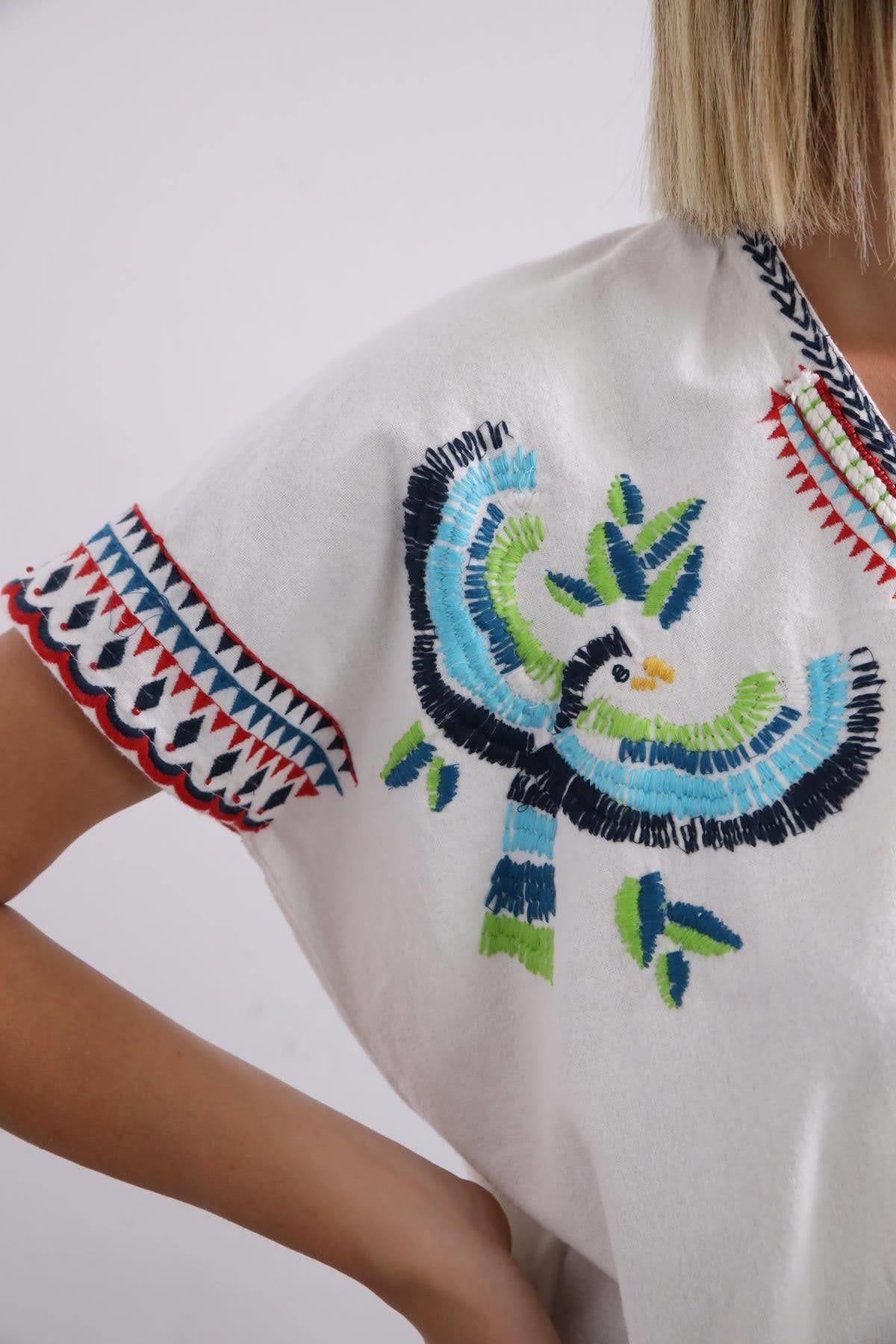 Beyaz İşlemeli Kolsuz Bluz - Şaman Butik Beyaz İşlemeli Kolsuz Bluz