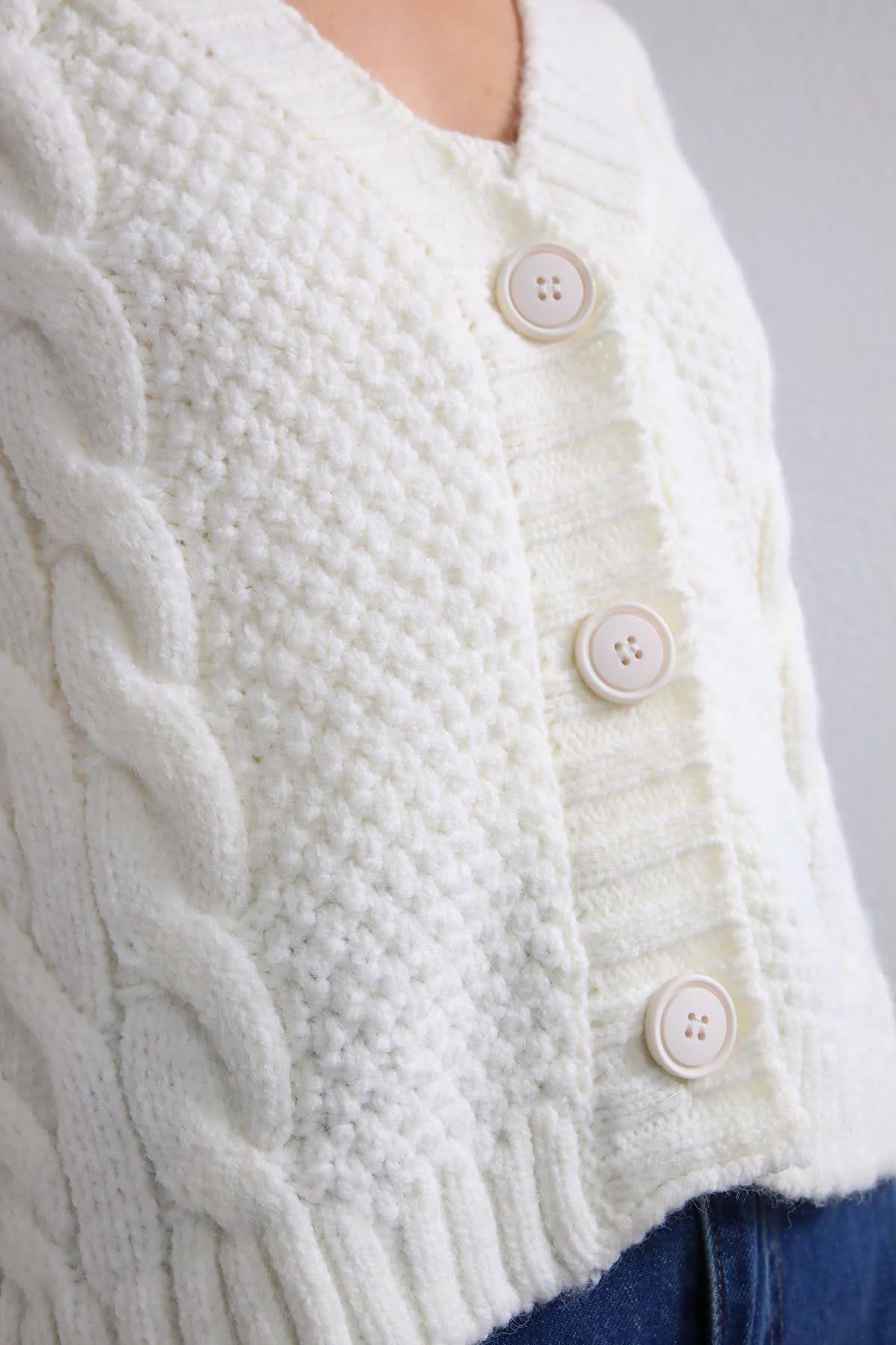  Beyaz Kolları İşlemeli Örgü Hırka