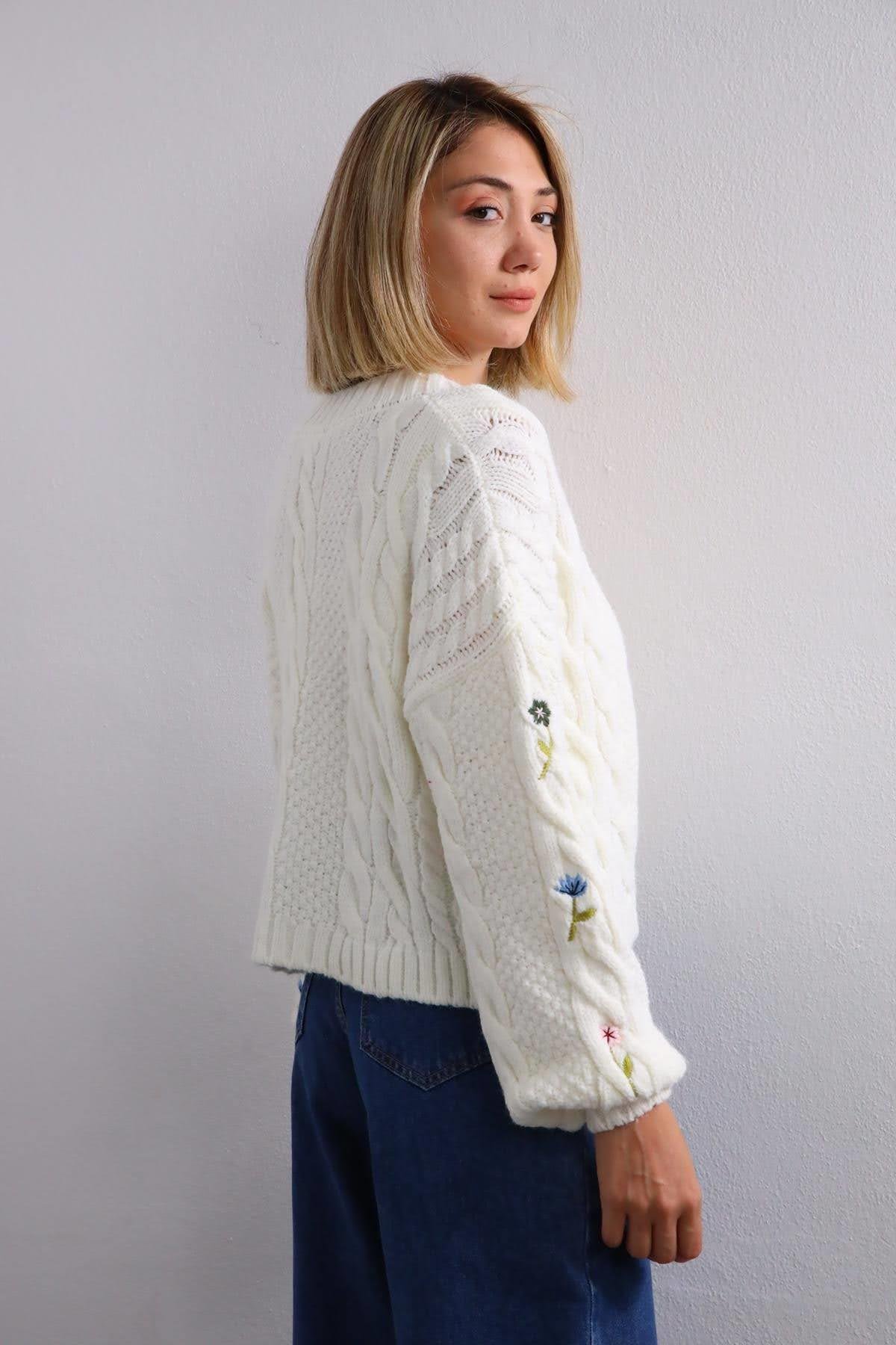  Beyaz Kolları İşlemeli Örgü Hırka