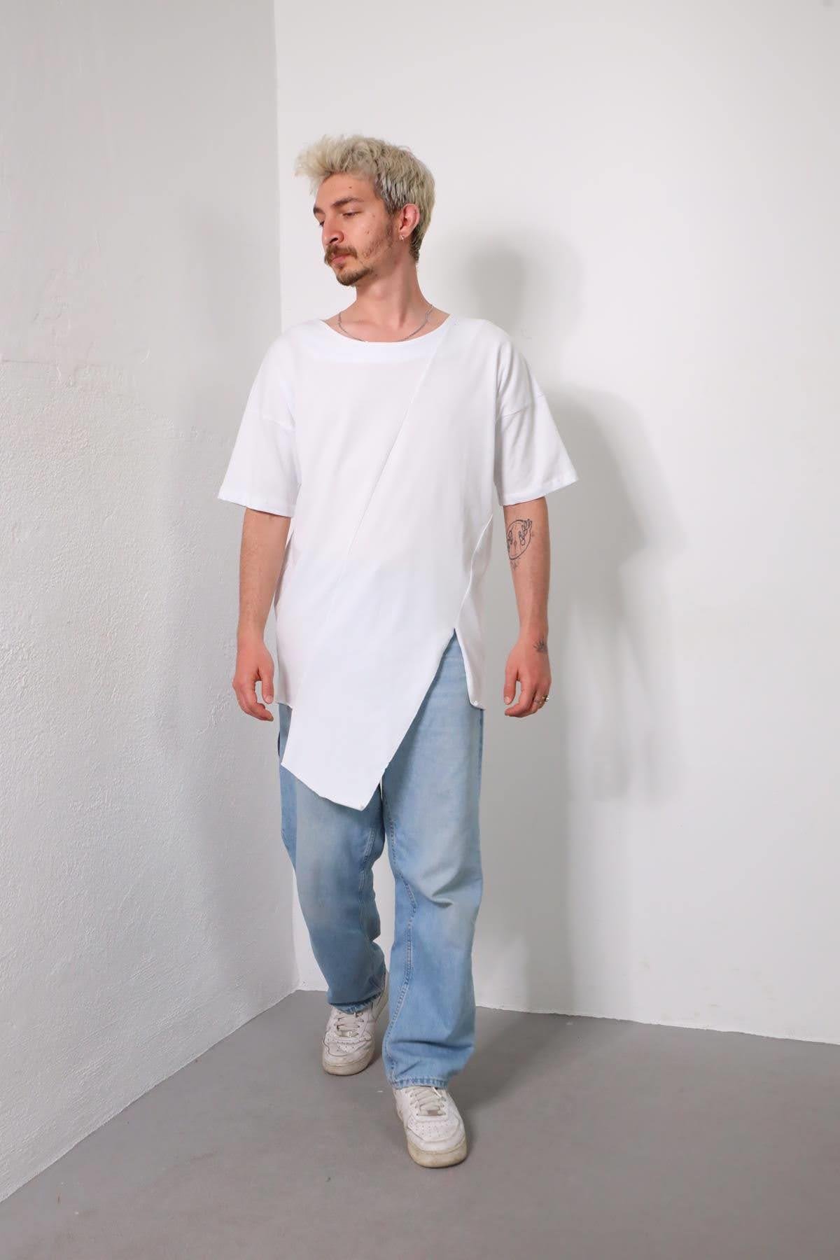  Beyaz Asimetrik Dikiş Detaylı Kayık Yaka Erkek Tişört