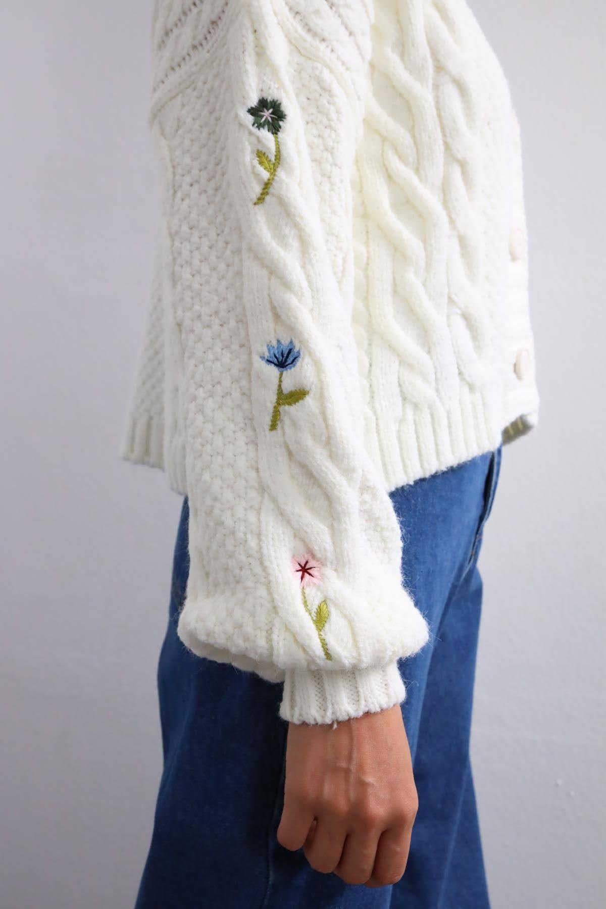  Beyaz Kolları İşlemeli Örgü Hırka