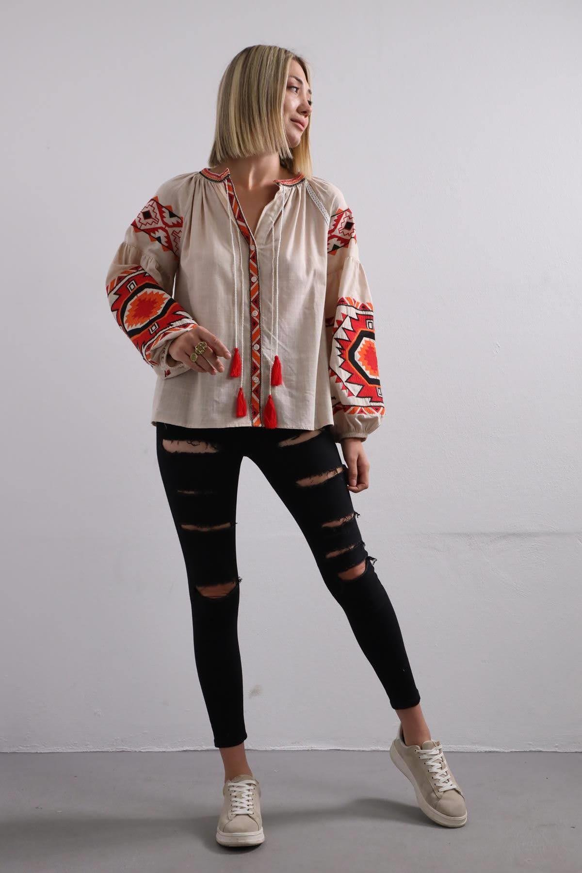  Krem Rengi Etnik İşlemeli Püskül Detaylı Gömlek