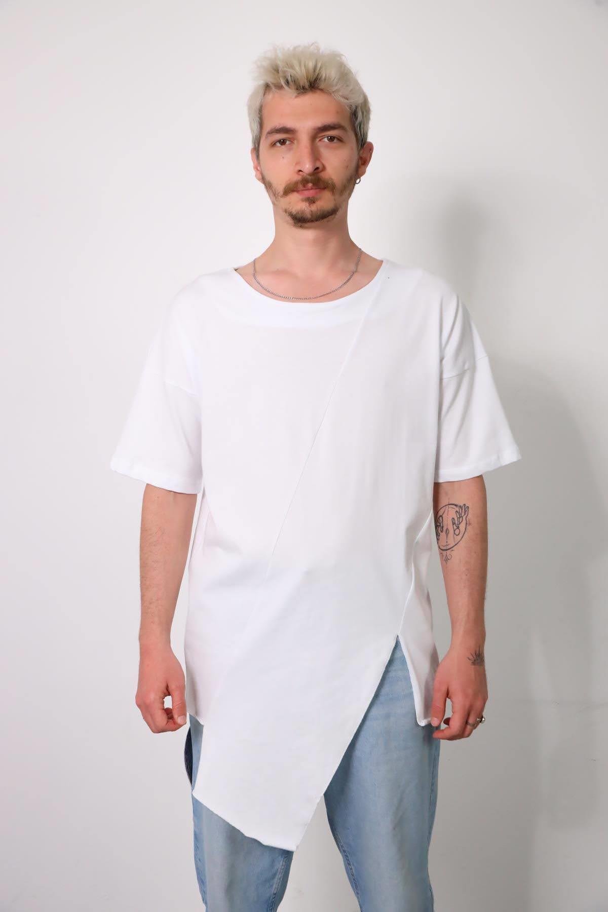  Beyaz Asimetrik Dikiş Detaylı Kayık Yaka Erkek Tişört