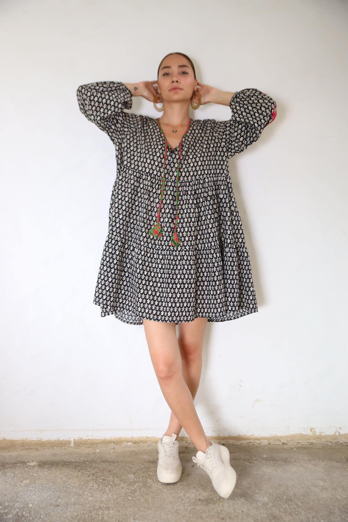 Siyah Desenli Kolları Nakışlı Kısa Elbise - Şaman Butik Siyah Desenli Kolları Nakışlı Kısa Elbise